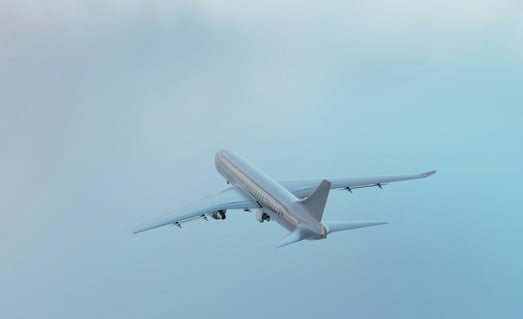 Der Lage-Size Jet Bombardier Global 7500 fliegt in den Wolken. Er ist ein hochmoderner und luxuriöser Privatjet.