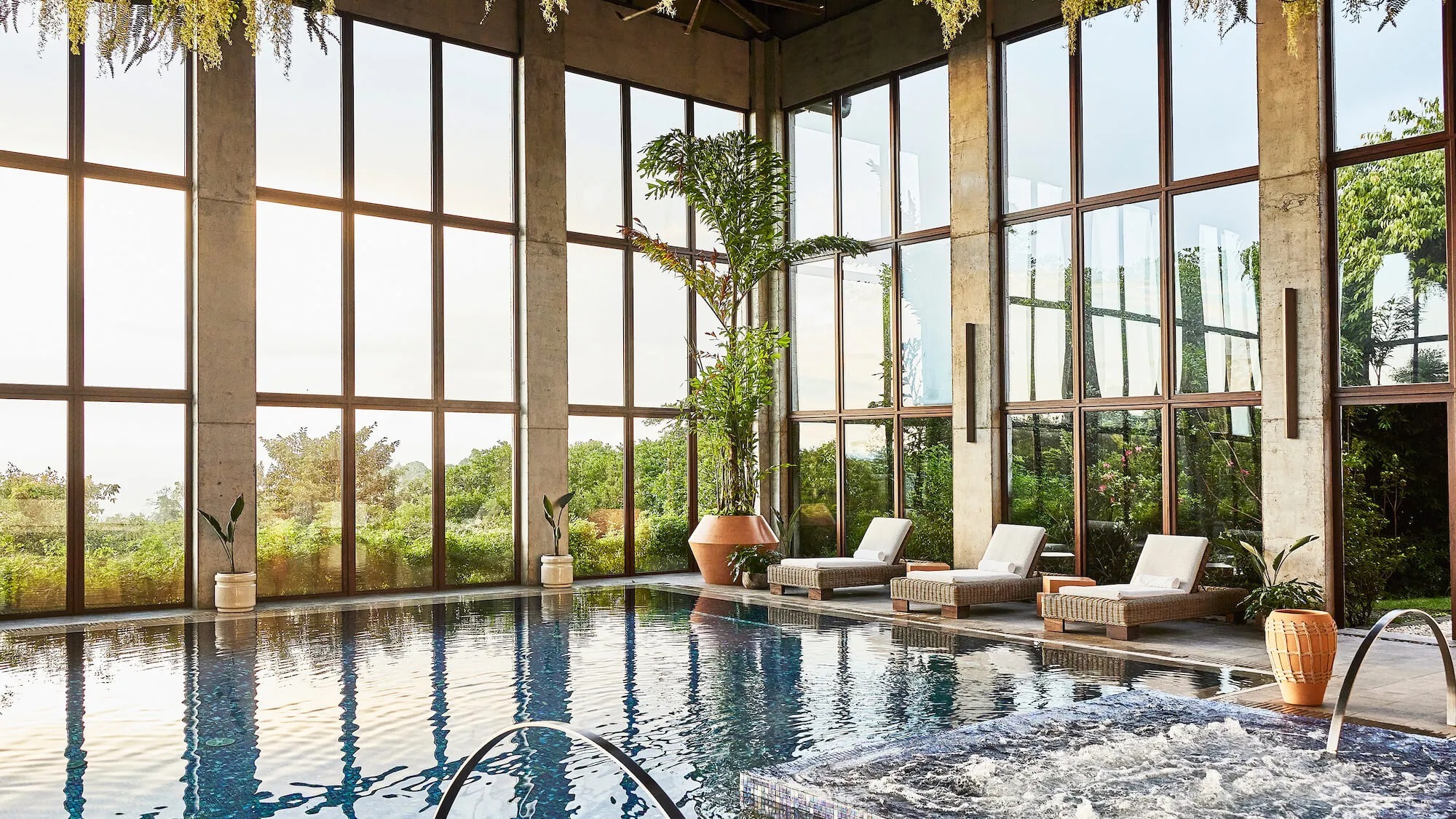 hacienda-alta-gracia-costa-rica-familienluxusreisen-thefamilyproject-innenpool