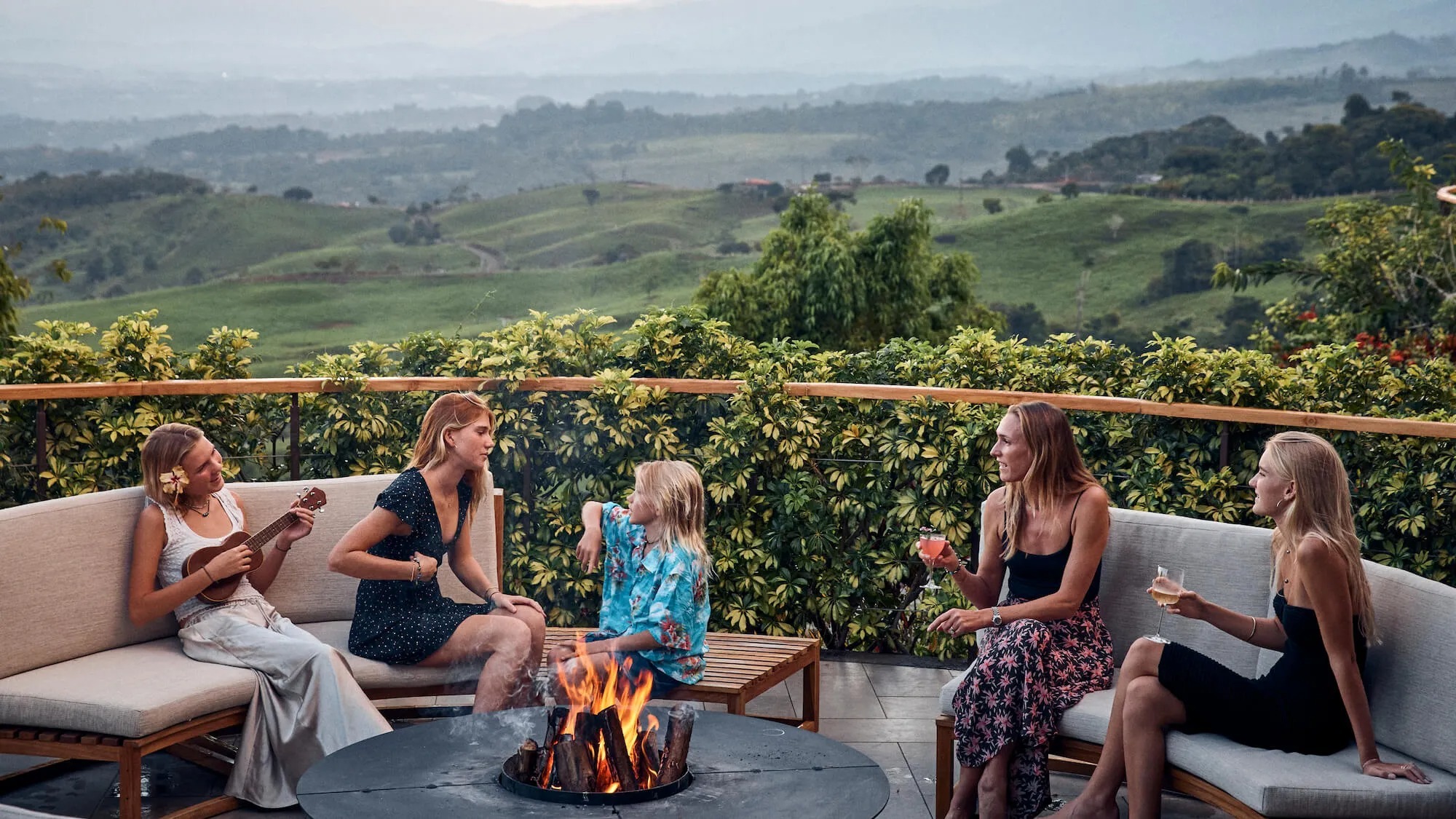 hacienda-alta-gracia-costa-rica-familienluxusreisen-thefamilyproject-lagerfeuer