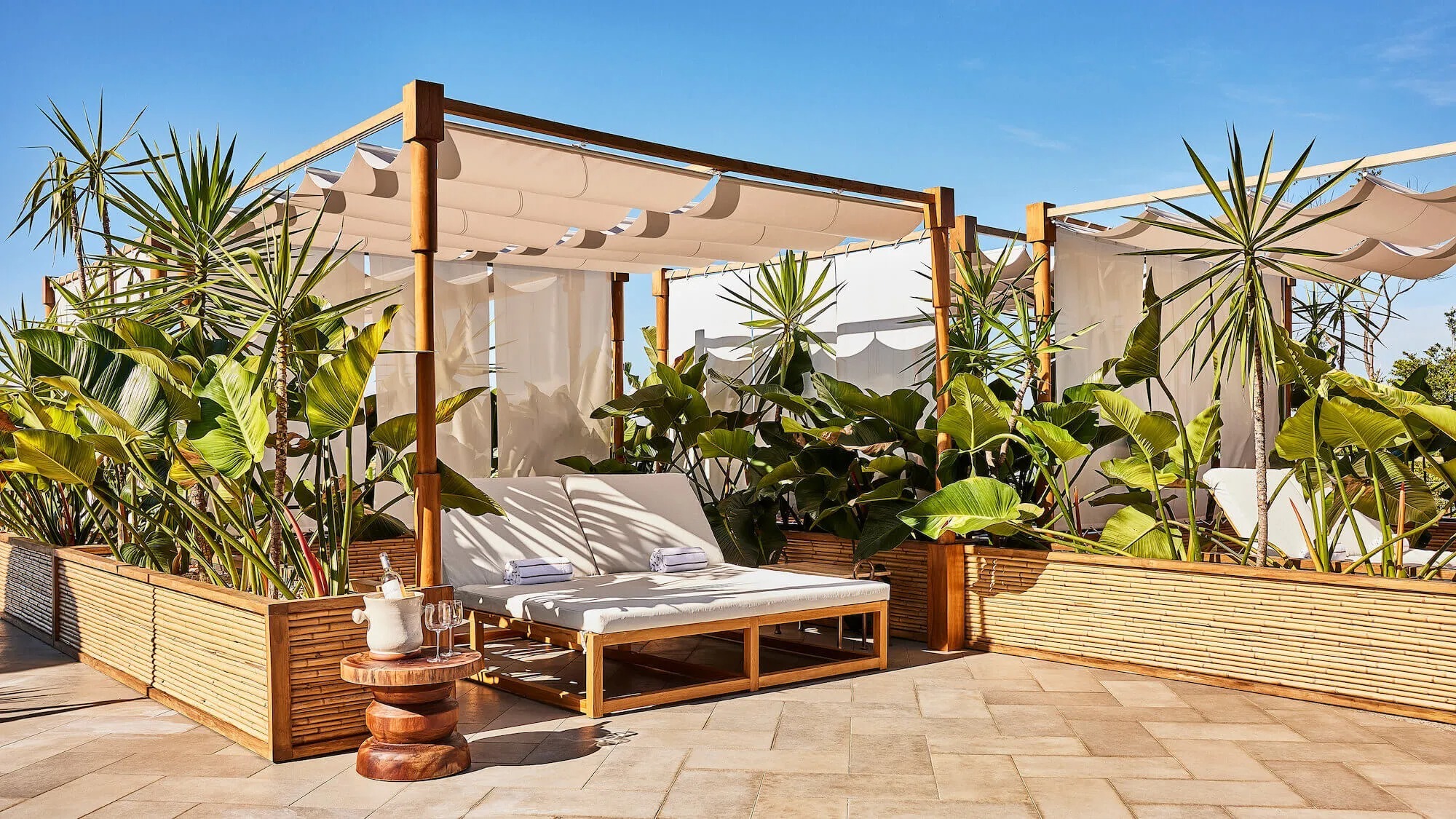 hacienda-alta-gracia-costa-rica-familienluxusreisen-thefamilyproject-sunbeds