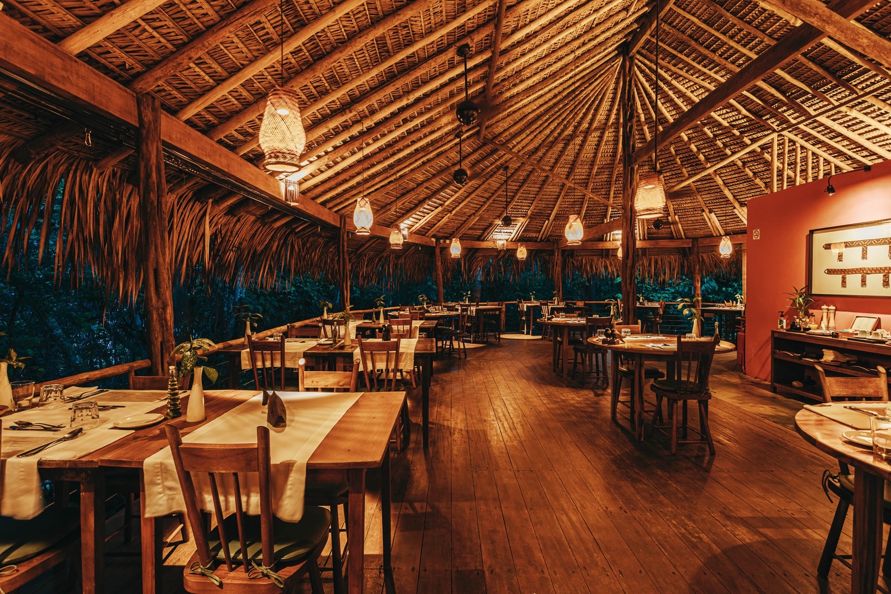 anavilhanas-jungle-lodge-brasilien-familienluxusreisen-thefamilyproject-dinner