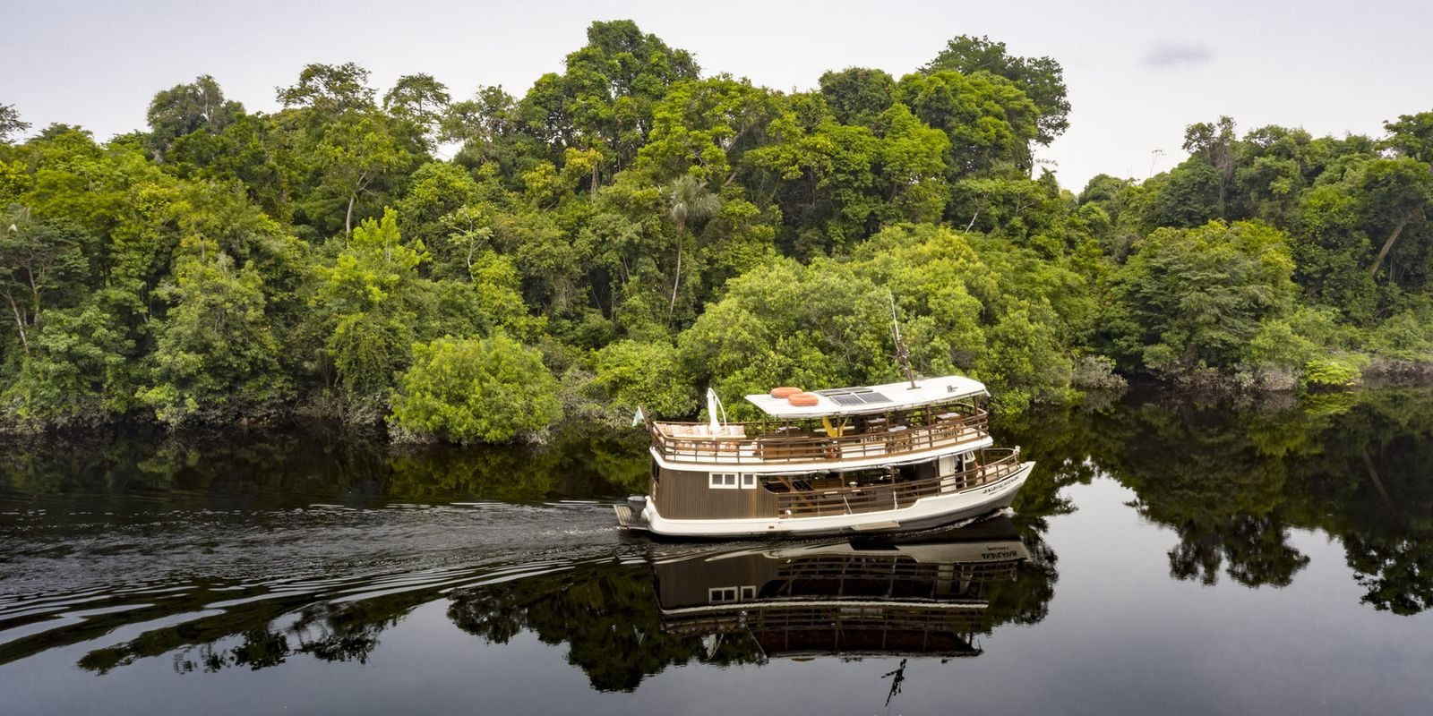 anavilhanas-jungle-lodge-brasilien-familienluxusreisen-thefamilyproject-yacht