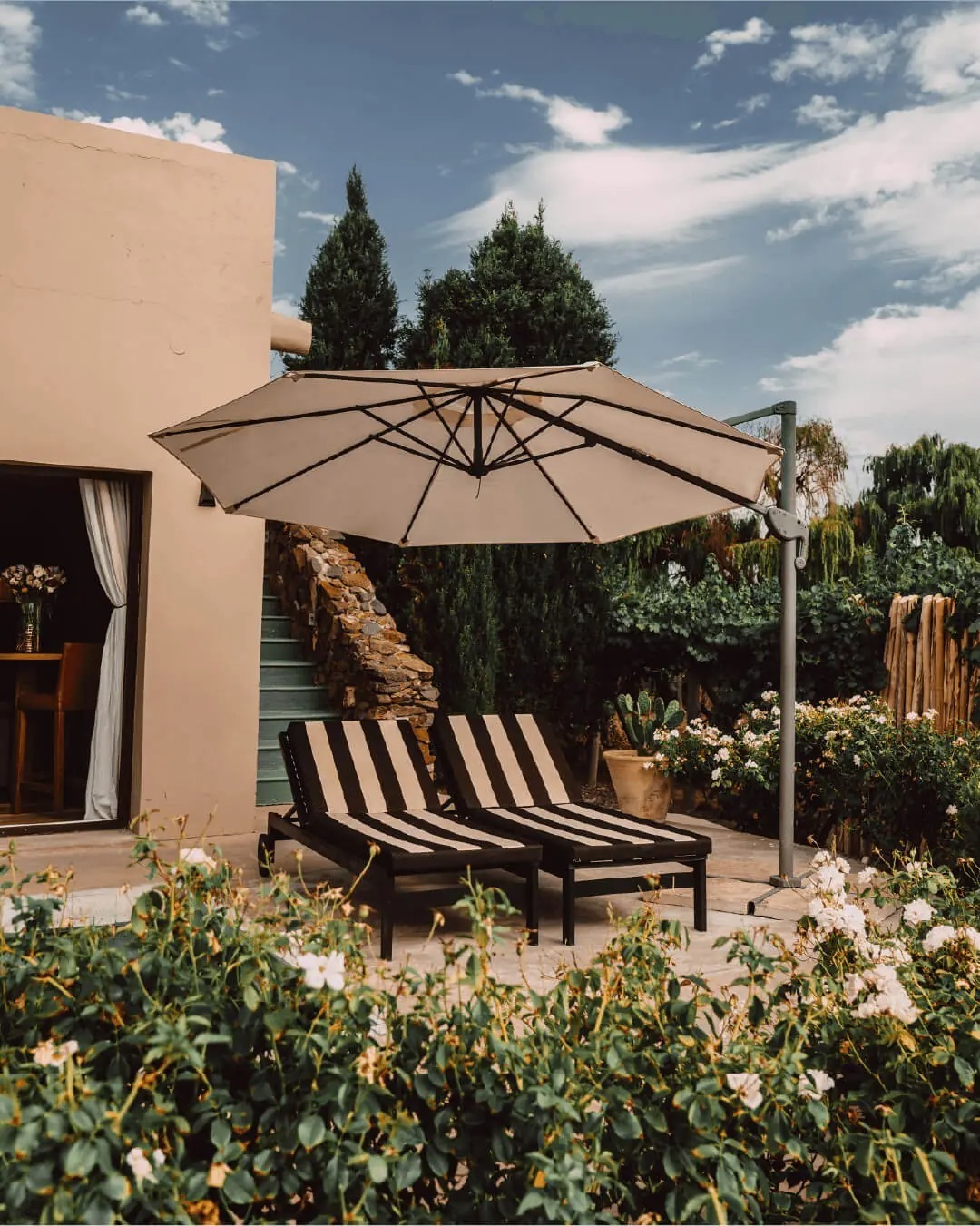 awasi-mendoza-argentinien-familienluxusreisen-thefamilyproject-sonnenliegen