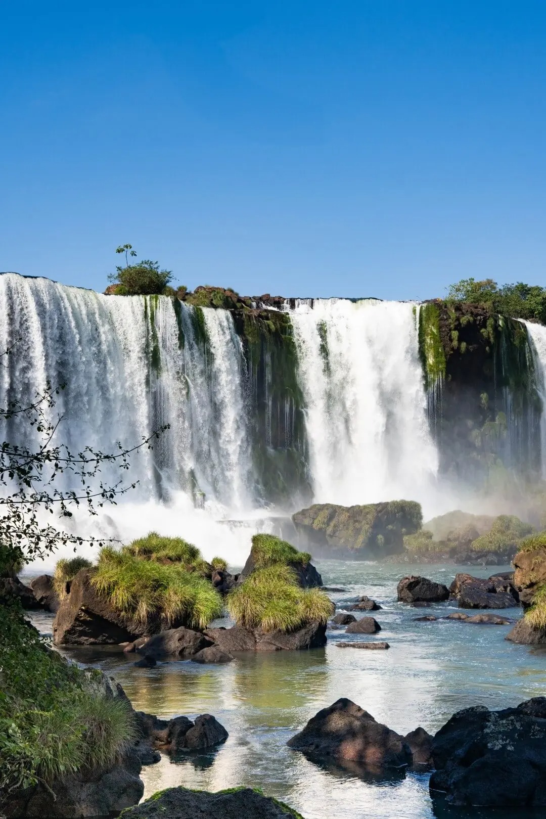 awasi-mendoza-argentinien-familienluxusreisen-thefamilyproject-wasserfall