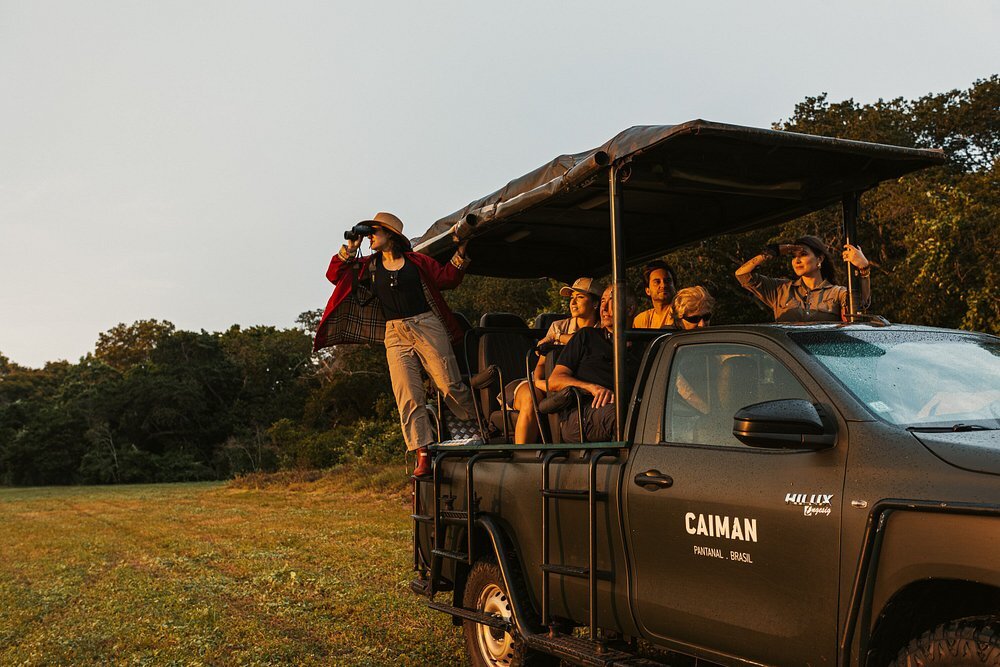 caiman-pantanal-brasilien-familienluxusreisen-thefamilyproject-safari-jeep