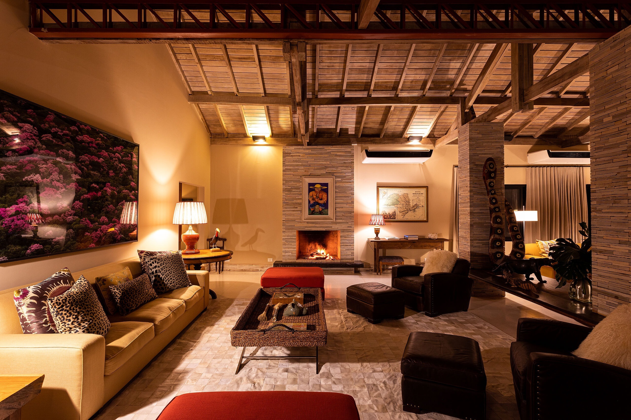 caiman-brasilien-familienluxusreisen-thefamilyproject-lounge-abends