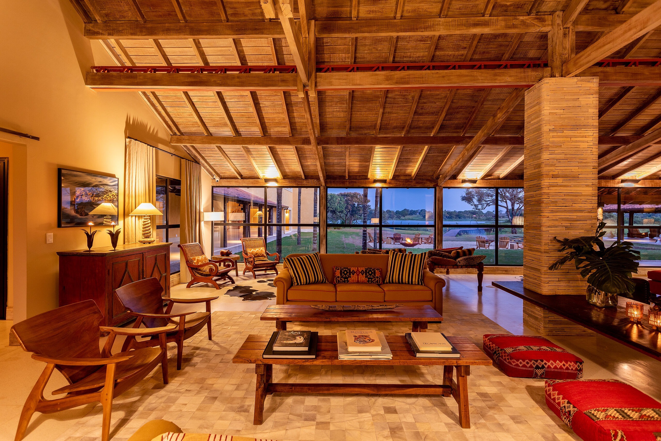 caiman-brasilien-familienluxusreisen-thefamilyproject-lounge-daemmerung