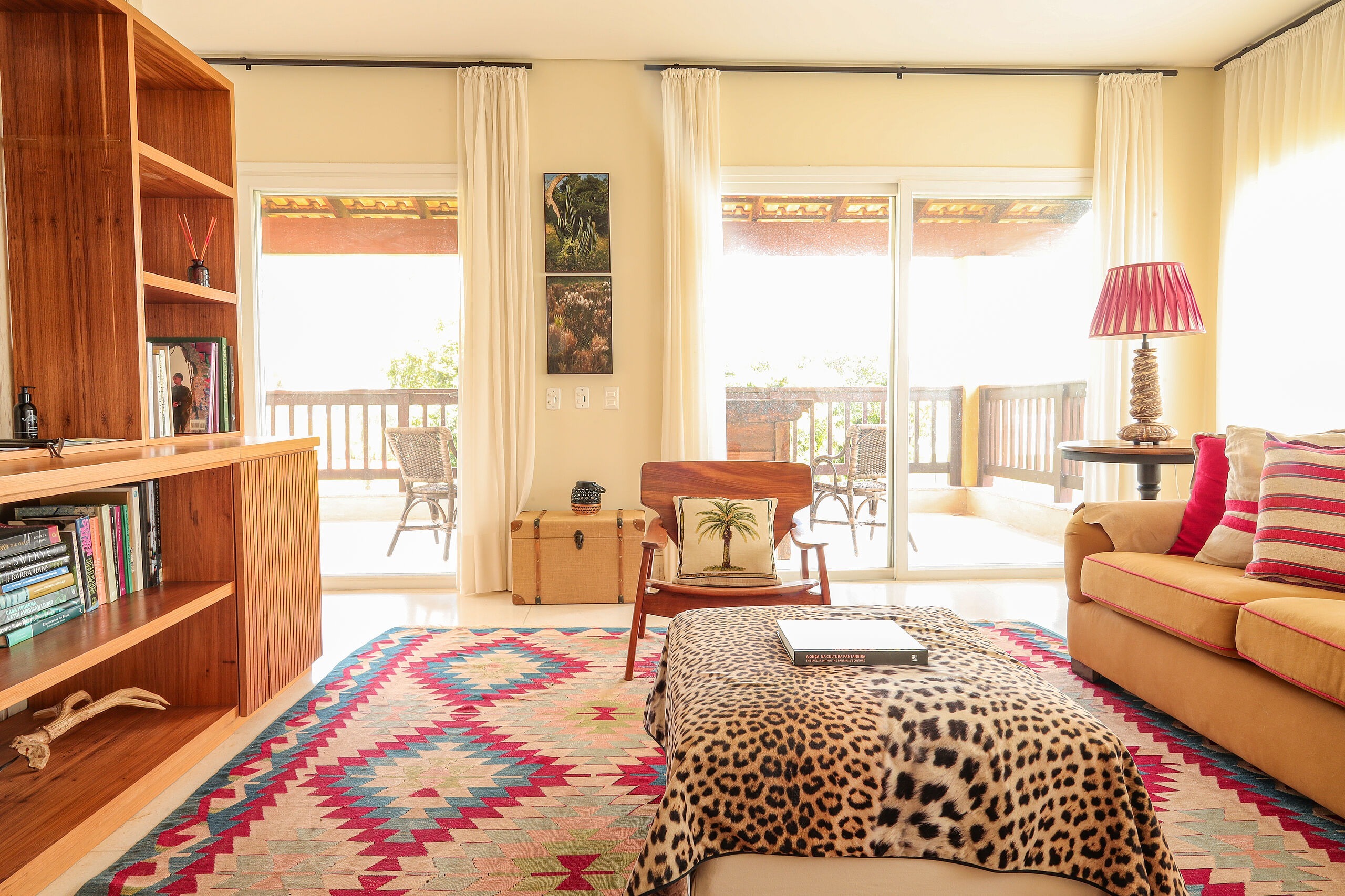 caiman-brasilien-familienluxusreisen-thefamilyproject-mastersuite-wohnbereich