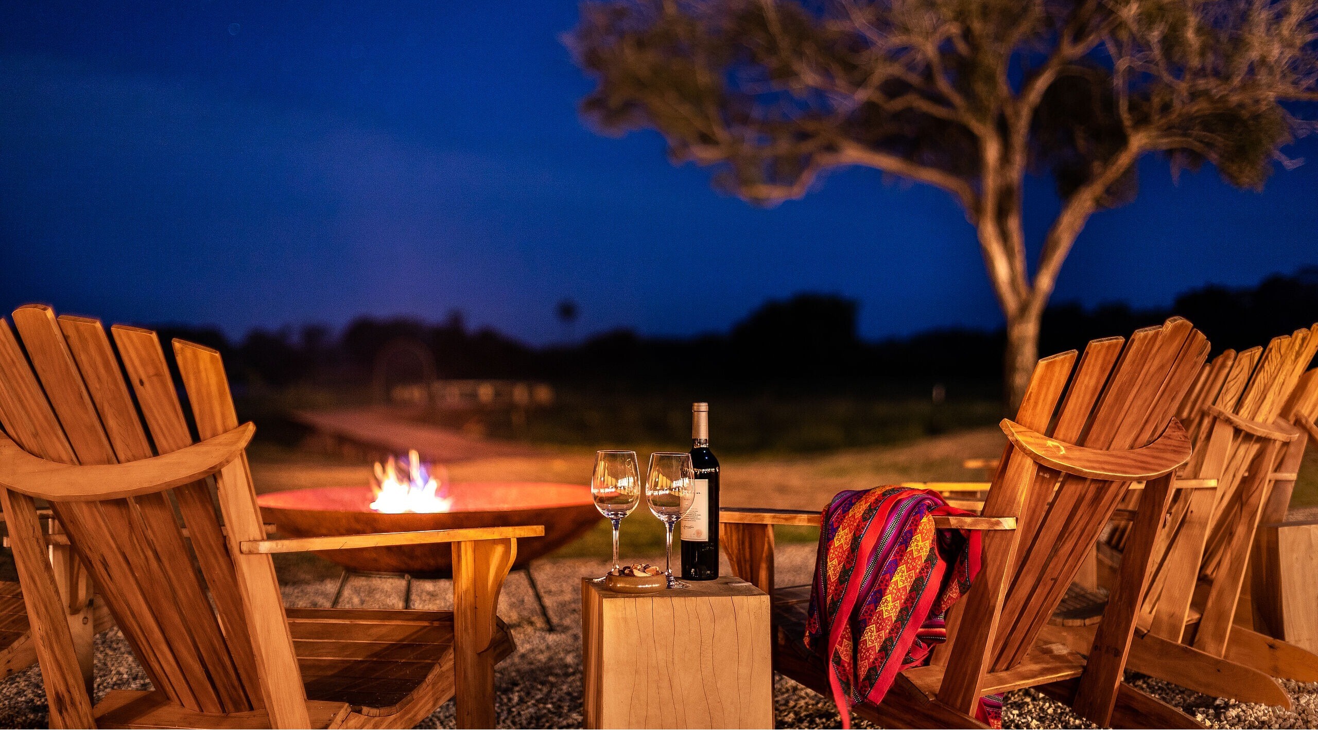 caiman-brasilien-familienluxusreisen-thefamilyproject-terrasse-lagerfeuer-1