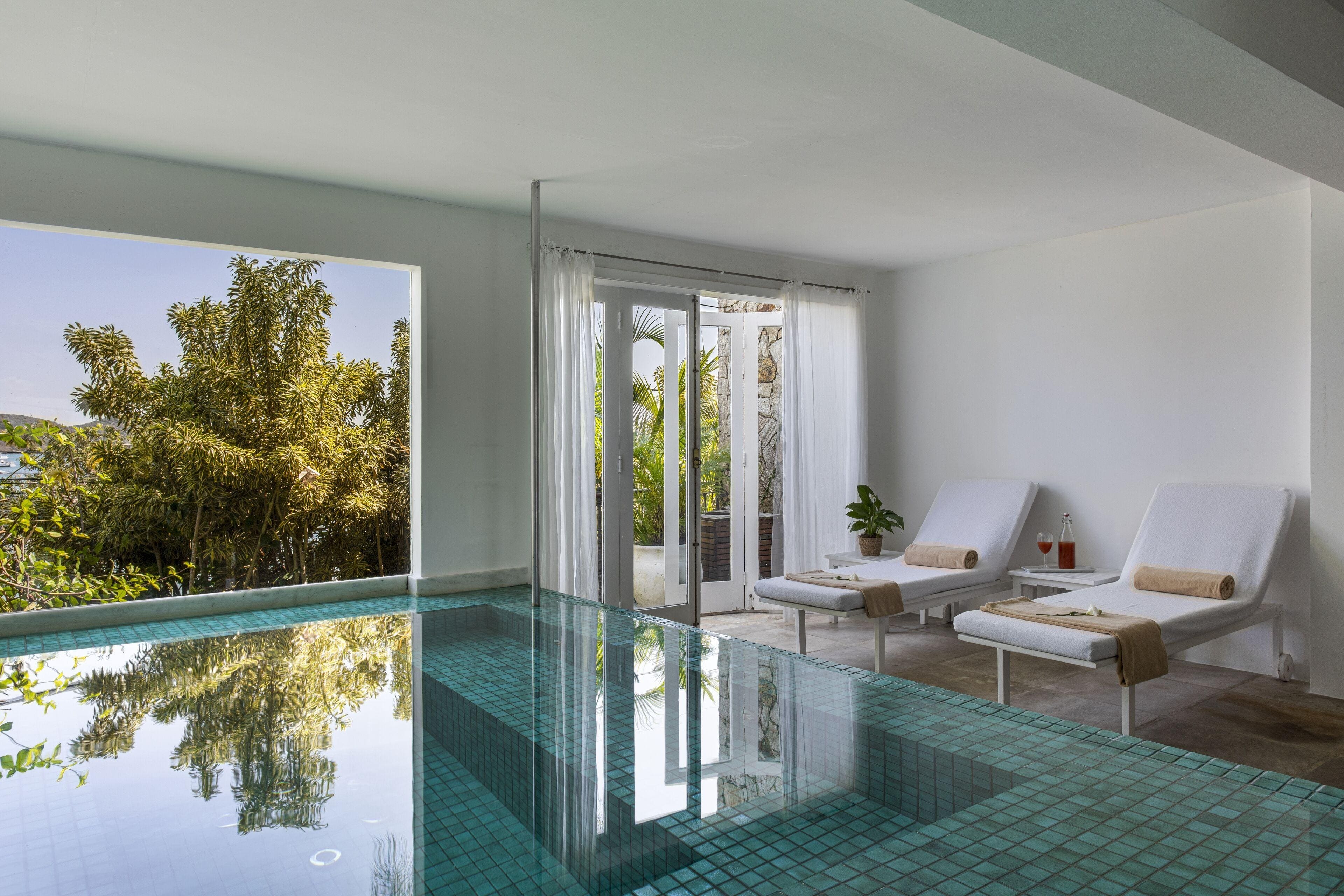 casas-brancas-brasilien-familienluxusreisen-thefamilyproject-indoor-pool