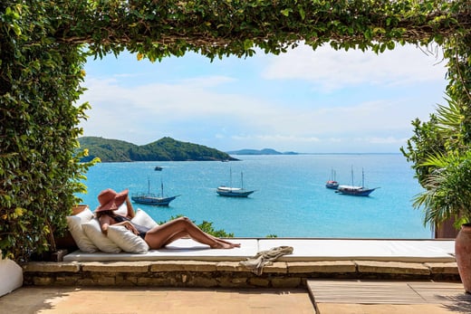 casas-brancas-brasilien-familienluxusreisen-thefamilyproject-sonnenbett-meerblick