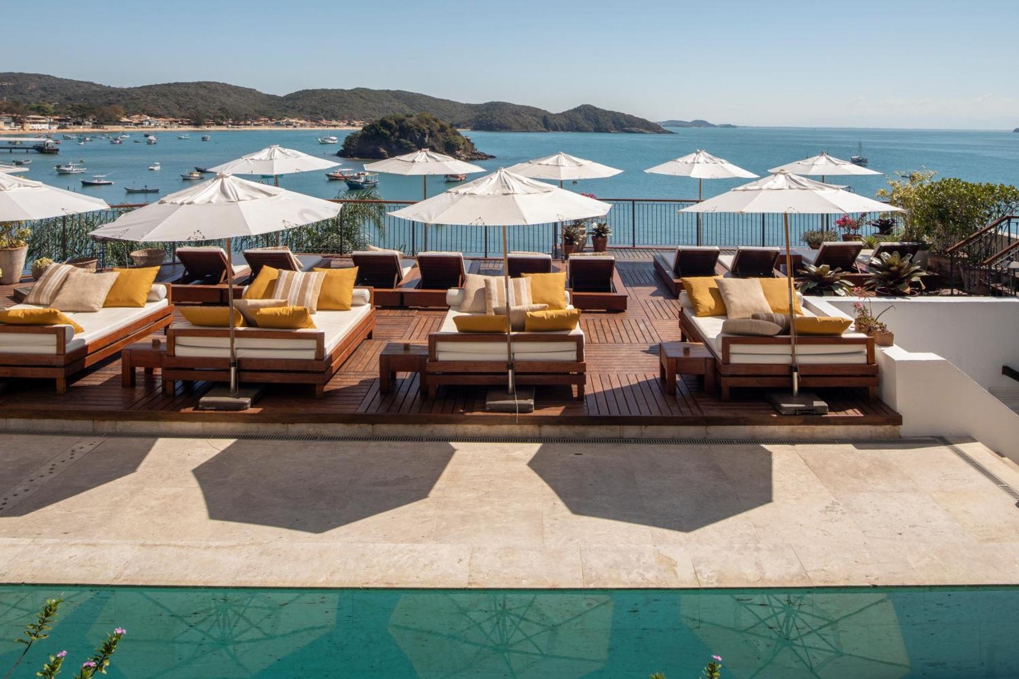 casas-brancas-brasilien-familienluxusreisen-thefamilyproject-sonnenliegen-pool