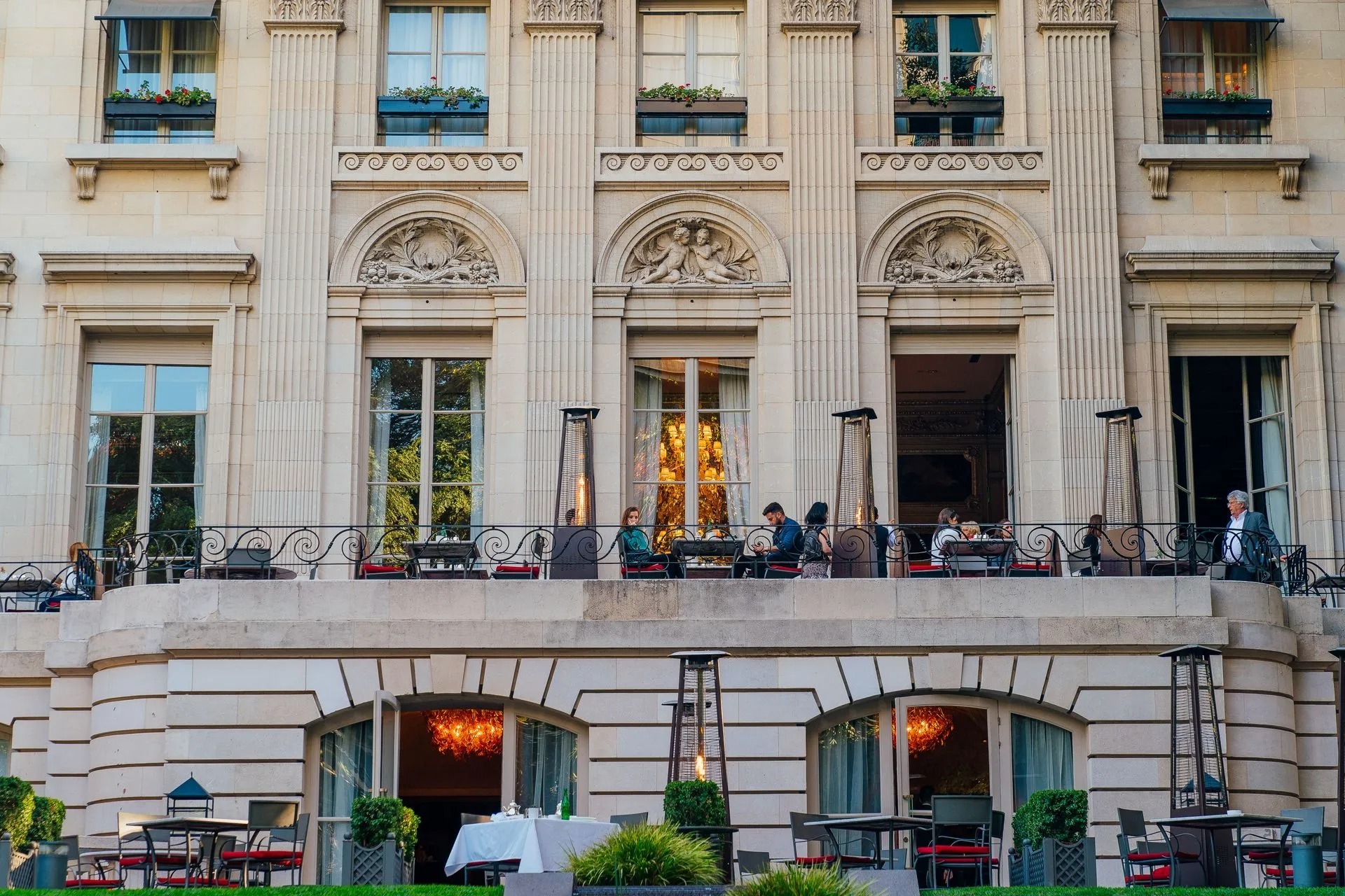 palacio-duhau-argentinien-familienluxusreisen-thefamilyproject-balkon-fassade