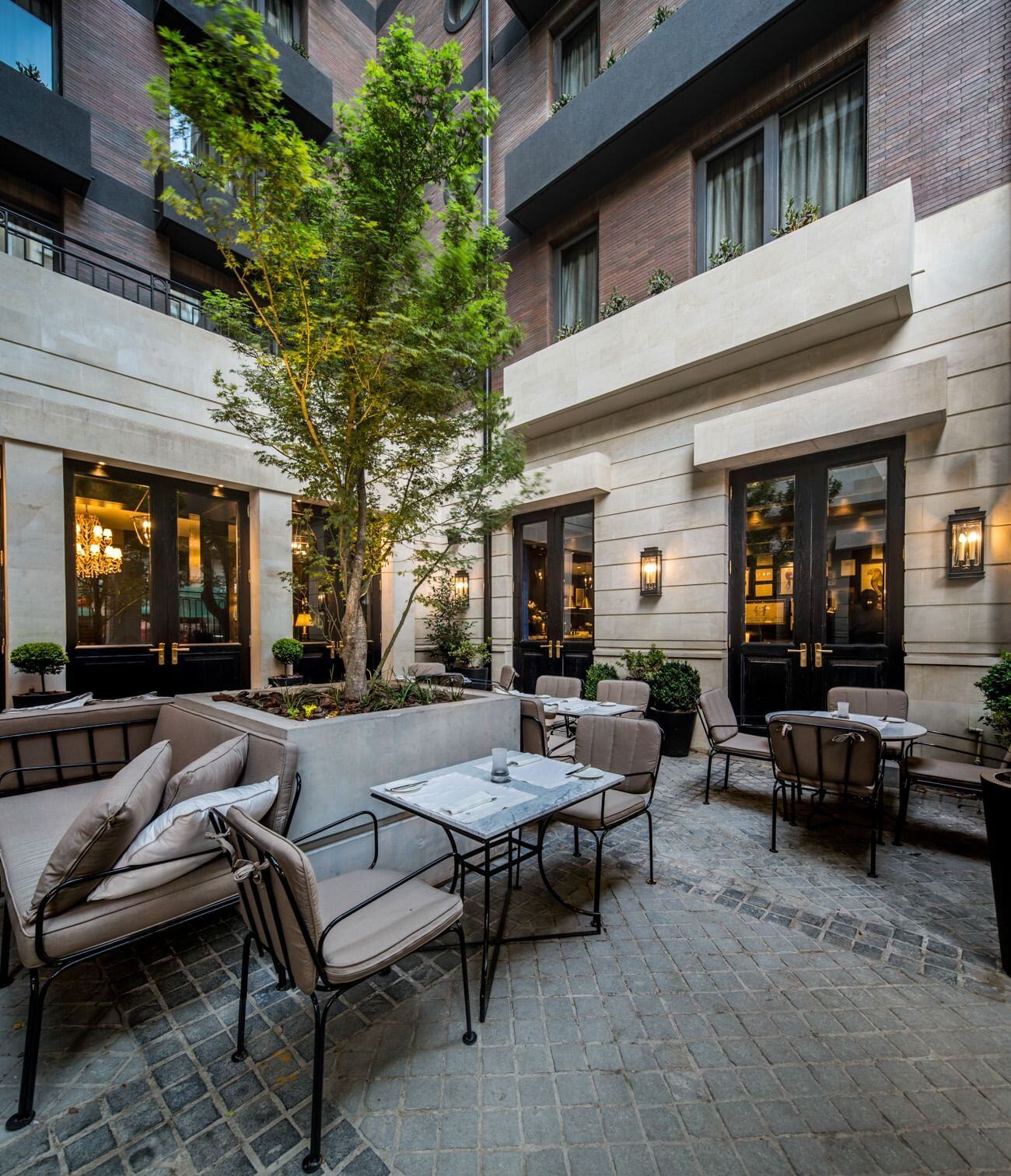 the-singular-santiago-familienluxusreisen-thefamilyproject-eingang-terrasse