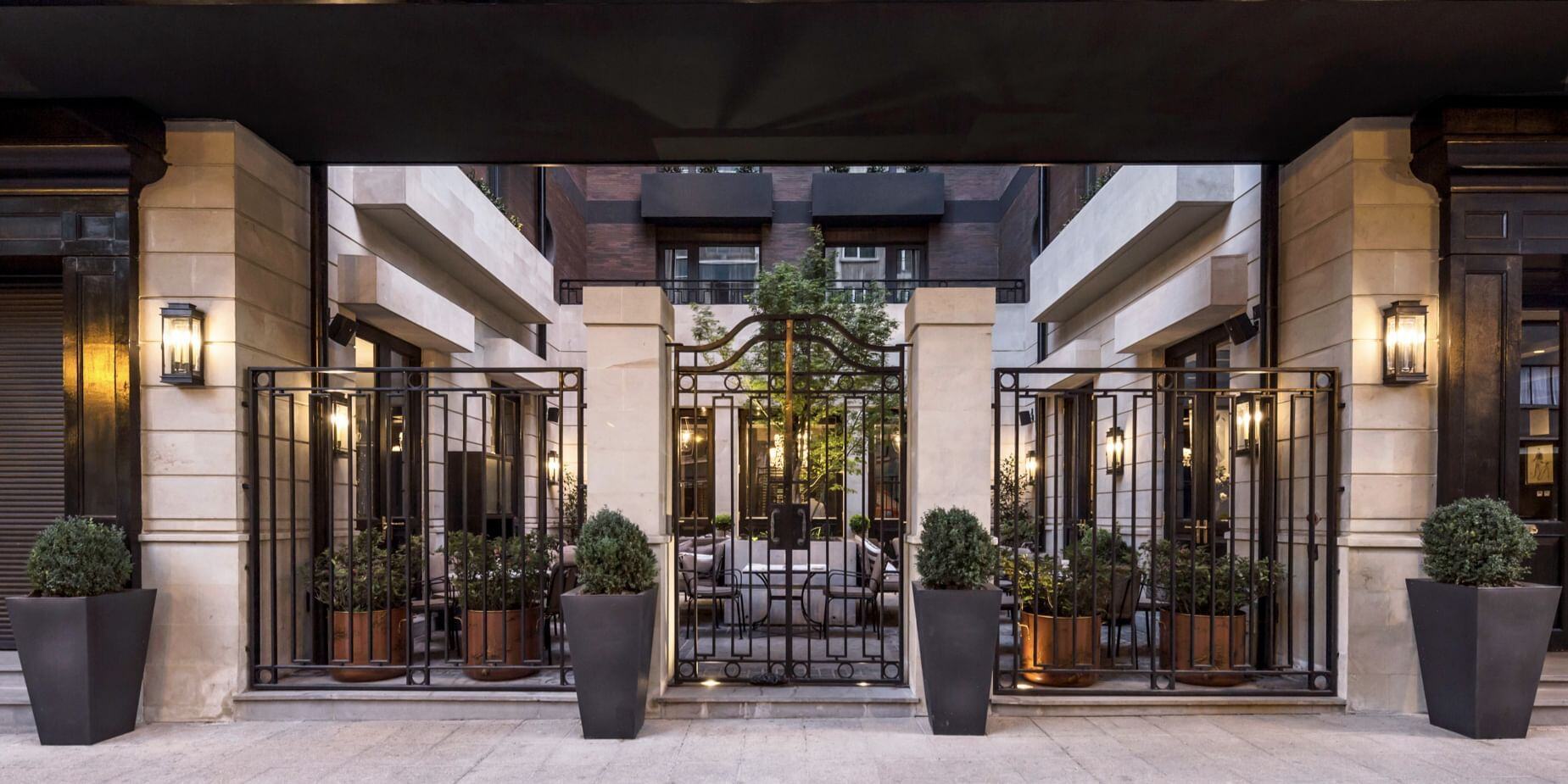 the-singular-santiago-familienluxusreisen-thefamilyproject-eingang