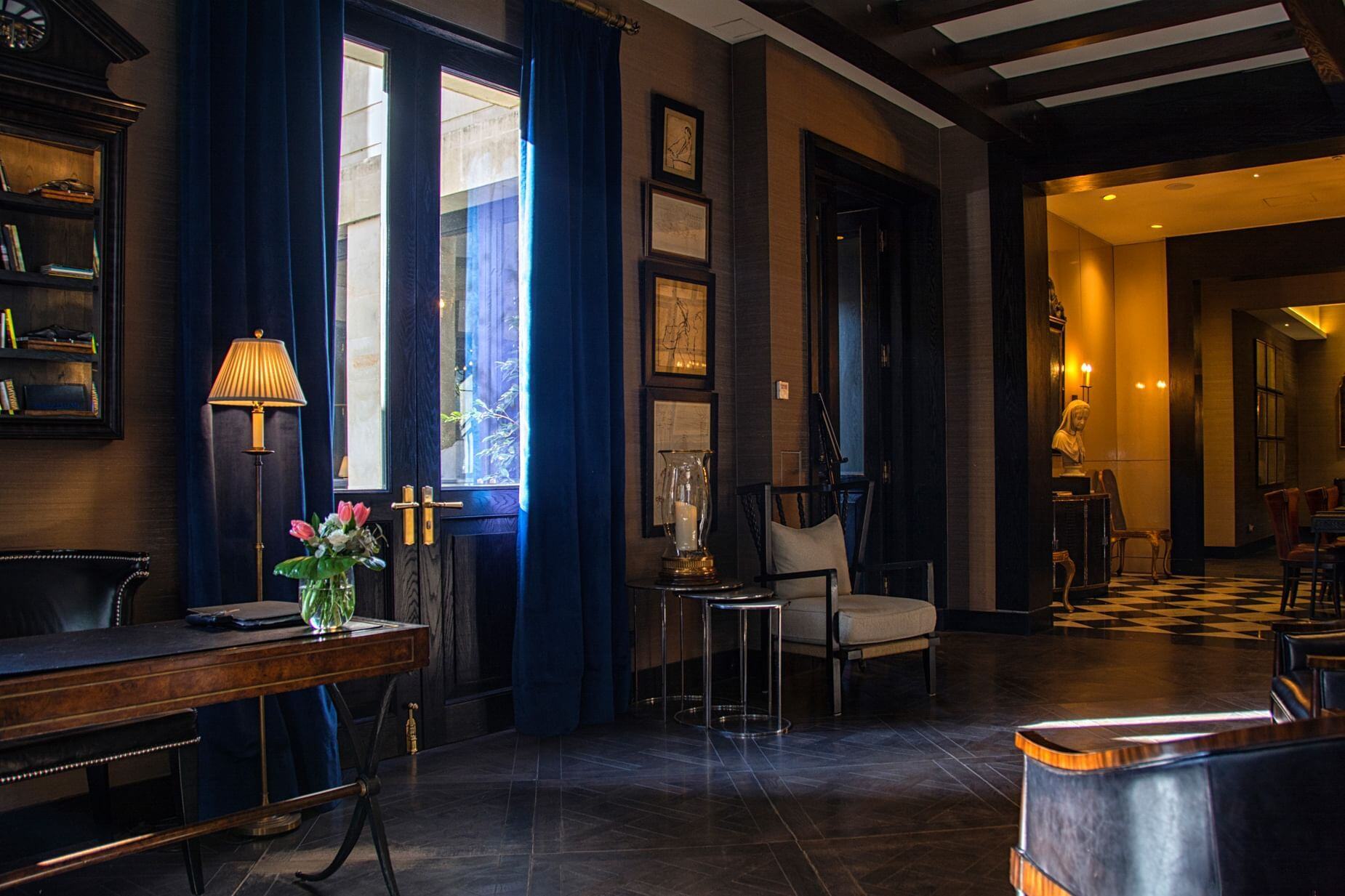 the-singular-santiago-familienluxusreisen-thefamilyproject-eingangsbereich