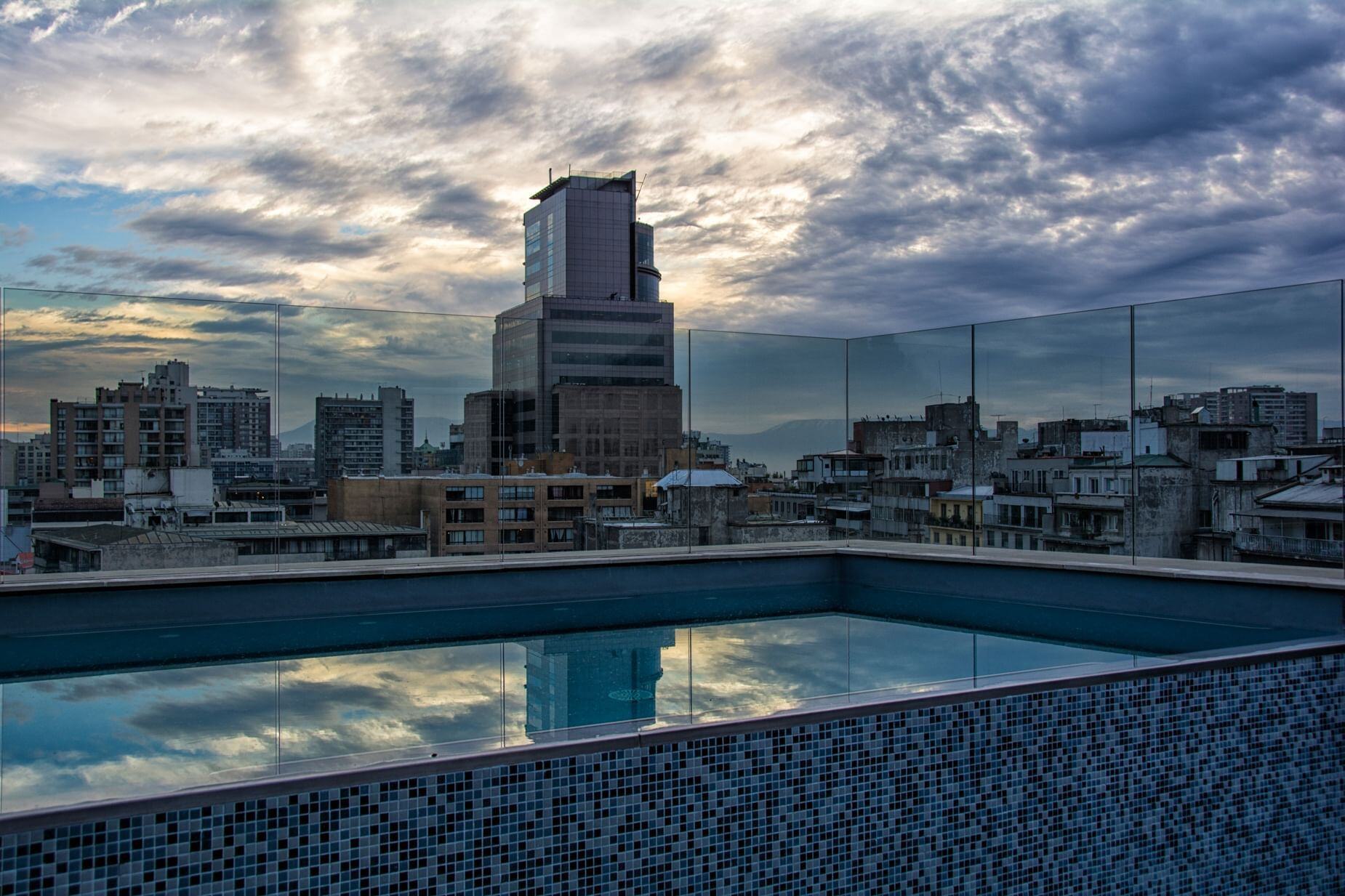 the-singular-santiago-familienluxusreisen-thefamilyproject-pool
