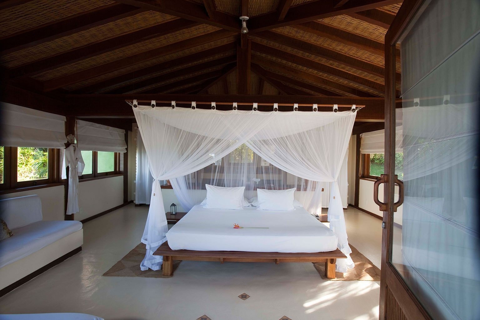 txai-resort-brasilien-familienluxusreisen-thefamilyproject-bungalow-schlafzimmer-bett
