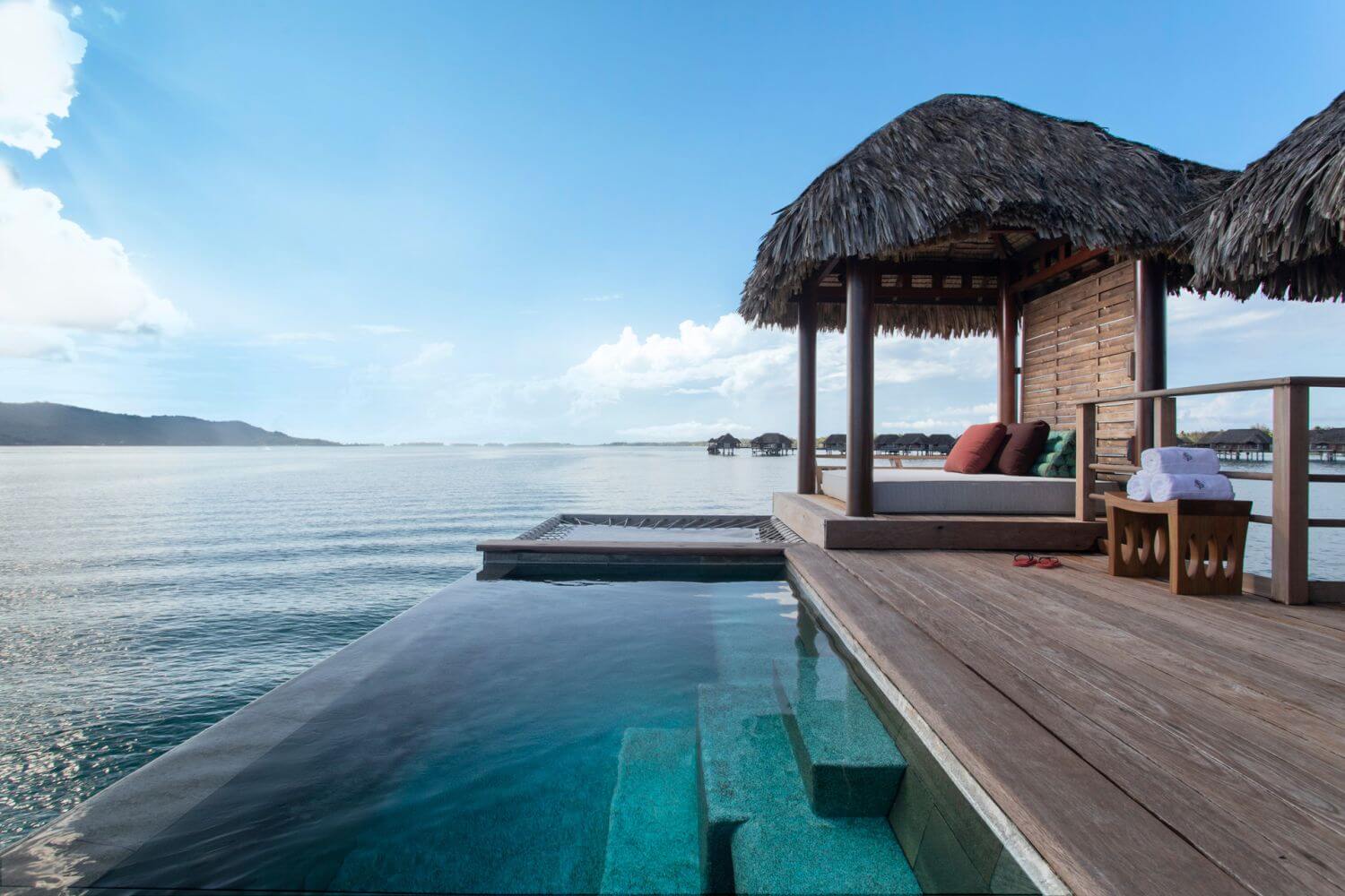Four Seasons Resort Bora Bora Veranda und Infinity Pool am Meer