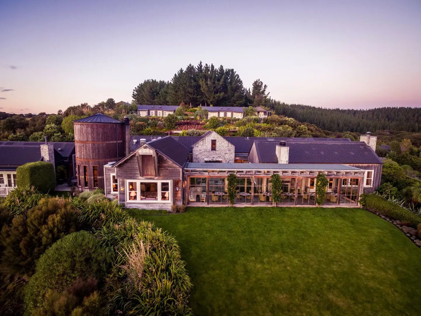 the-farm-at-cape-kidnappers-hawkes-bay-neuseeland-sudpazifik-aussenansicht-luxus-urlaub-kinder-the-family-project