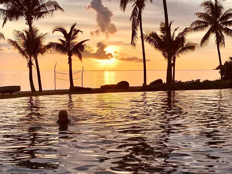 six senses fiji pool sonnenuntergang