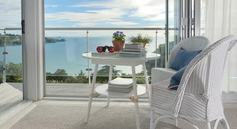 the-boatshead-bay-of-islands-neuseeland-sudpazifik-balkon-ausblick-luxus-urlaub-kinder-the-family-project
