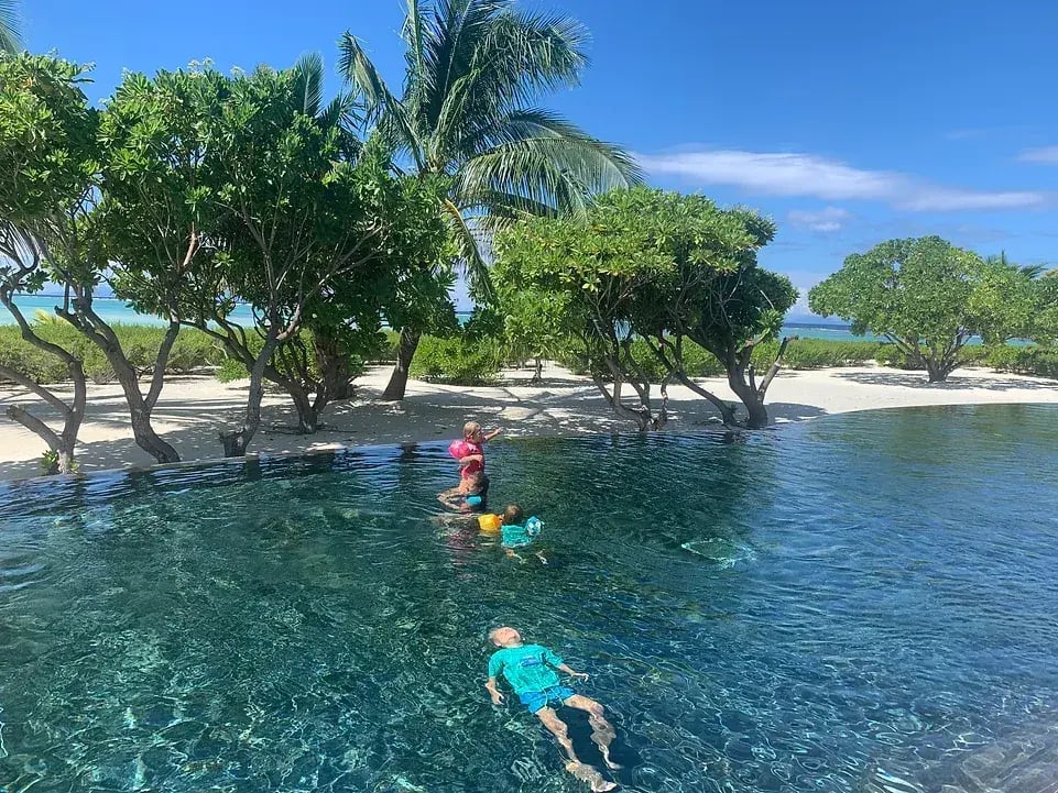the-brando-schwimmen-pool