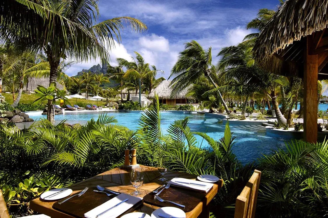 the-st.-regis-bora-bora-resort-sudsee-sudpazifik-restaurant-pool-luxus-urlaub-kinder-the-family-project