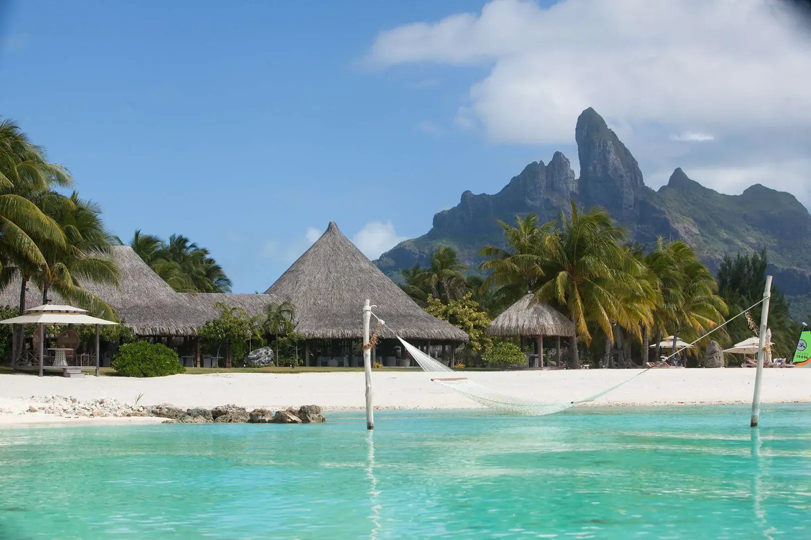 the-st.-regis-bora-bora-resort-sudsee-sudpazifik-strand-hangematte-luxus-urlaub-kinder-the-family-project