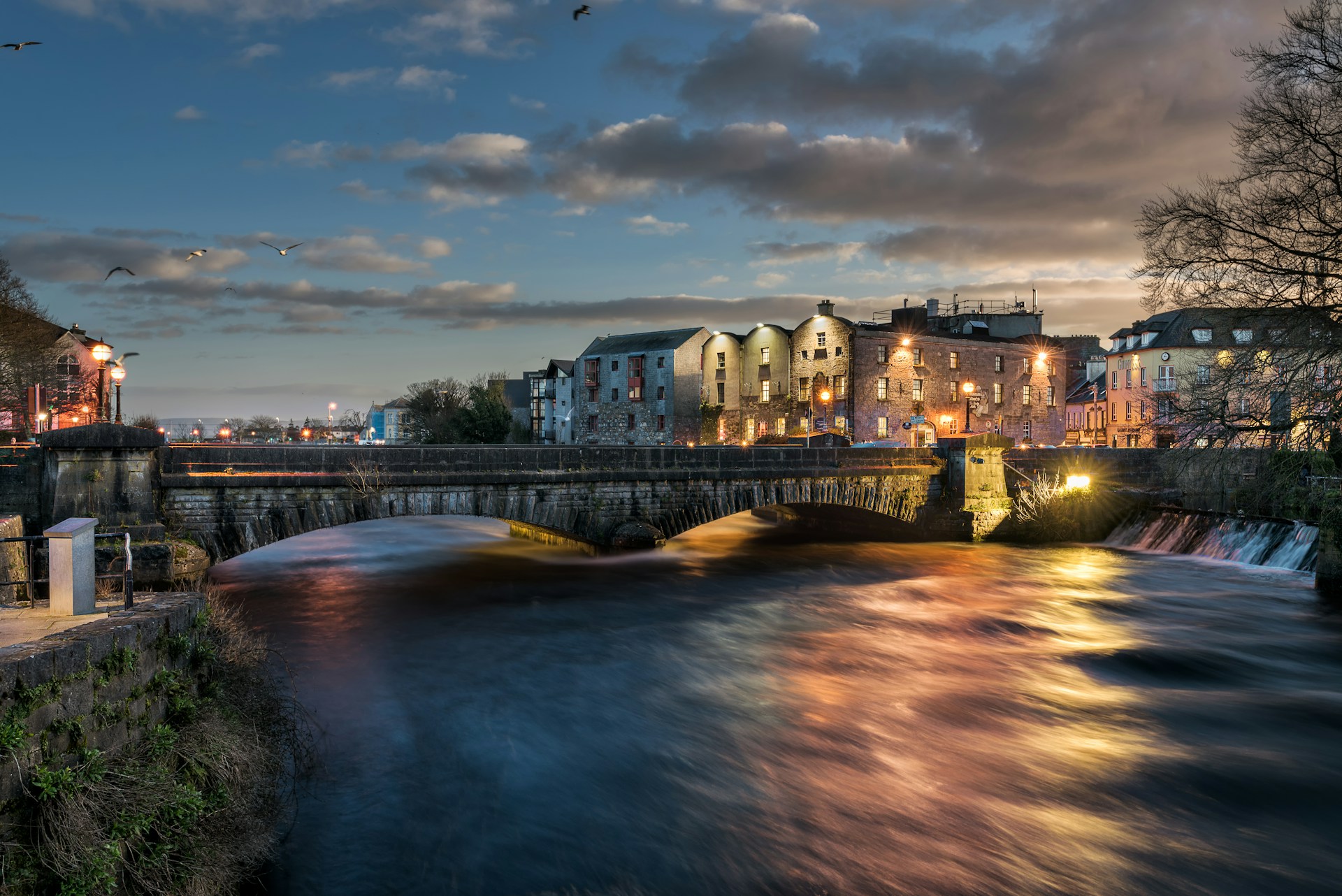 Ein Fluss, der durch eine Stadt fließt