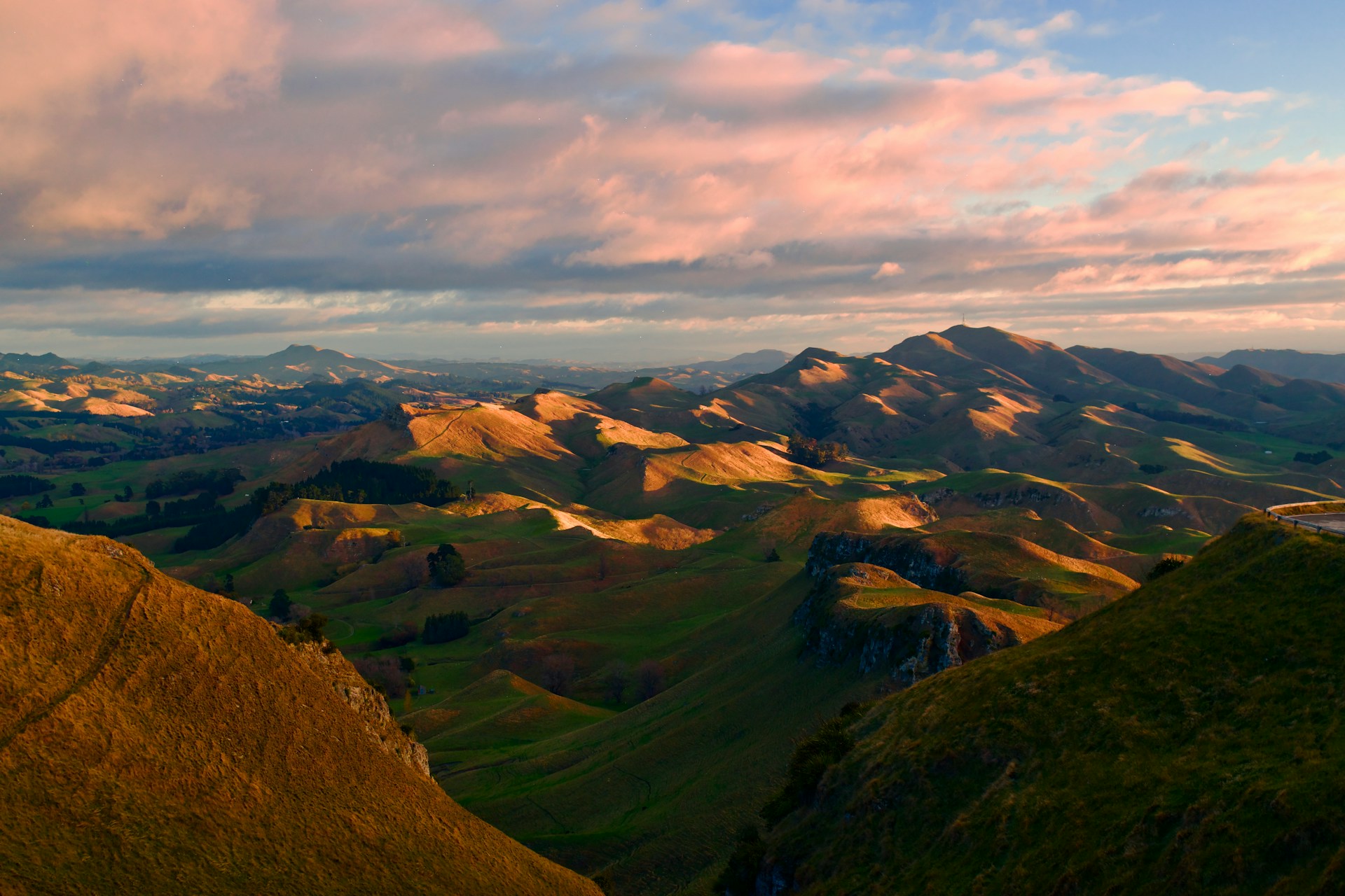 Berglandschaft bei Sonnenuntergang