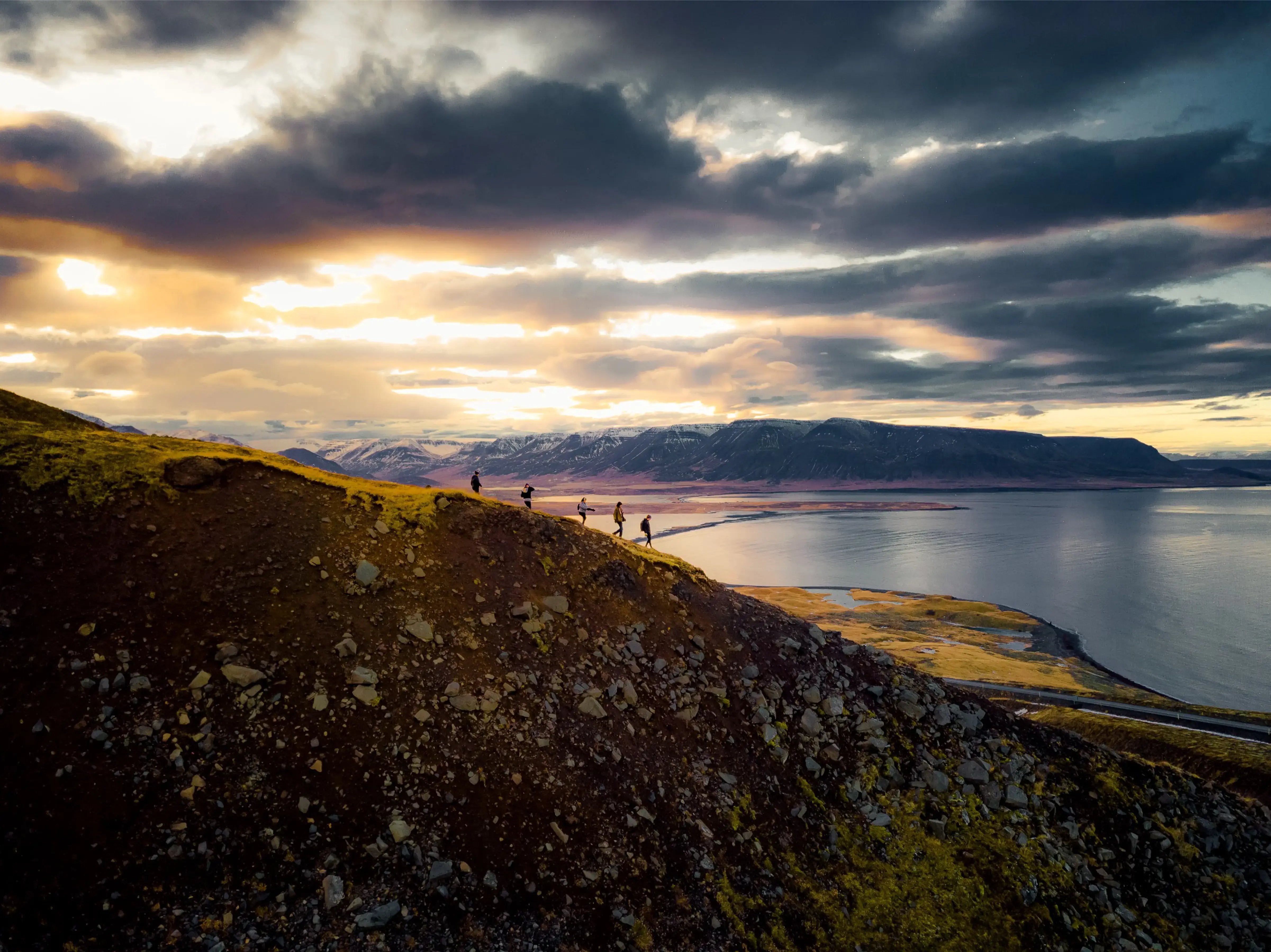 hiking-sunrise-sunset-group