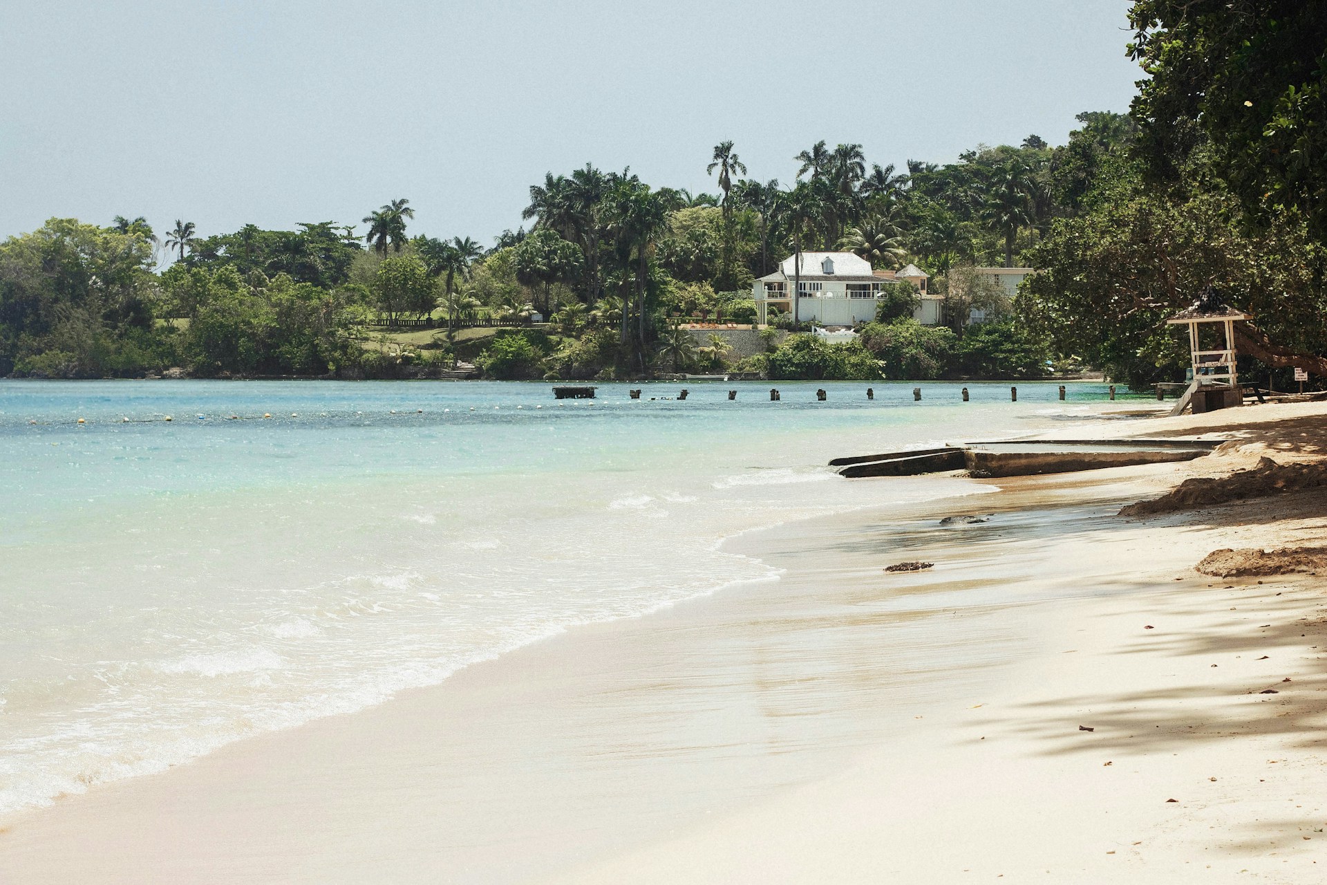 Ein weißer Sandstrand