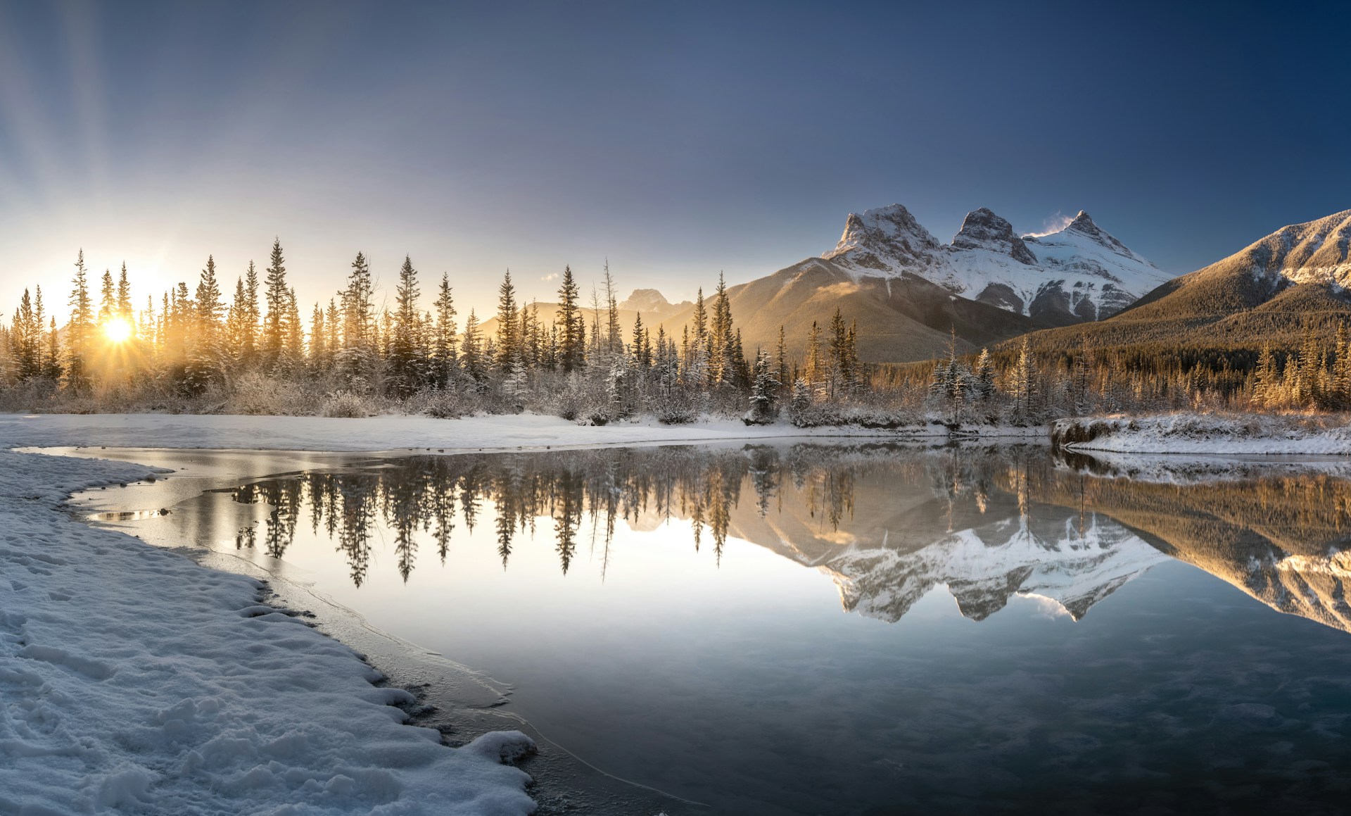 Eine Berglandschaft im Schnee