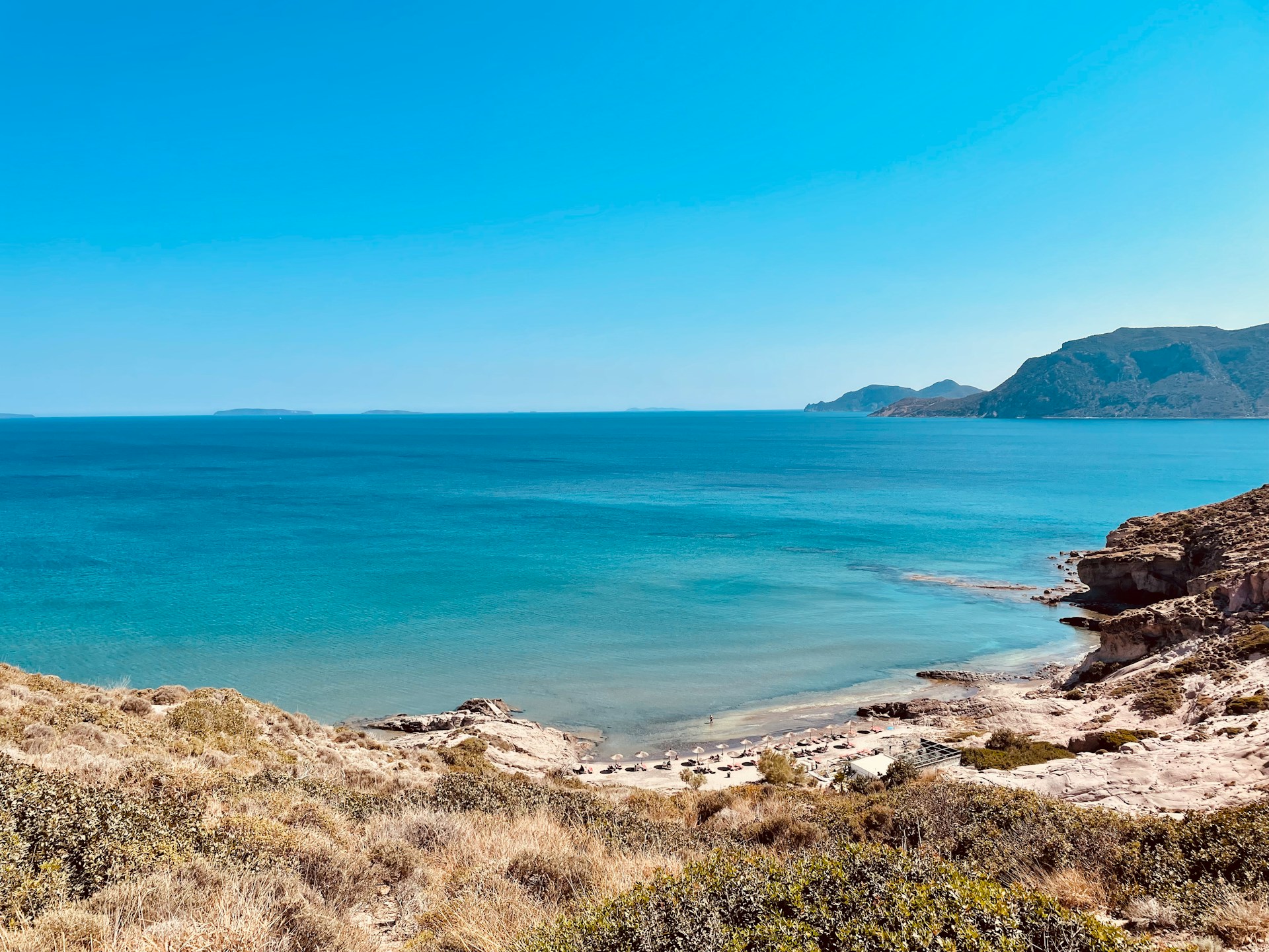 Ein Strand mit türkisblauem Meer