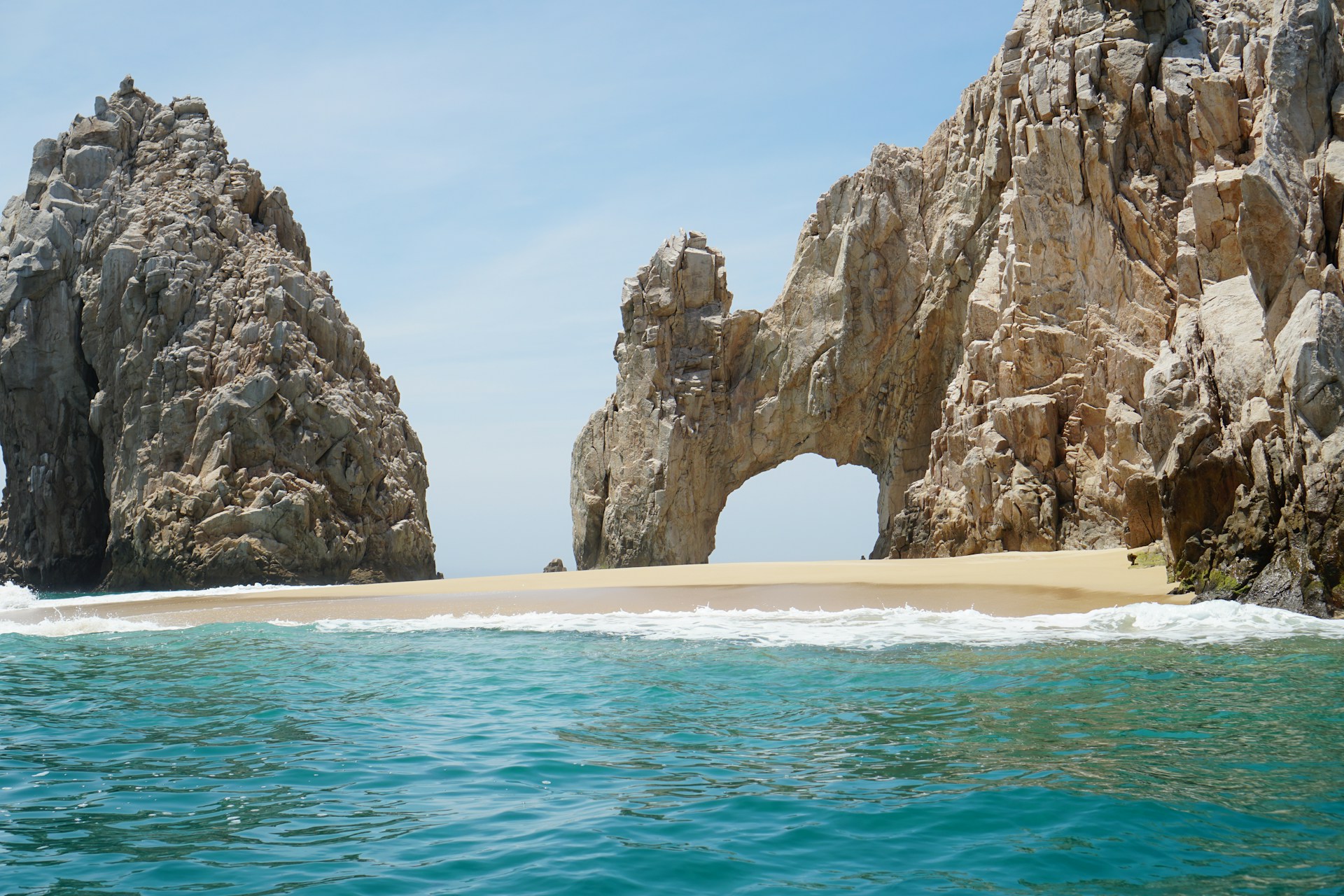 Strand mit Felsen
