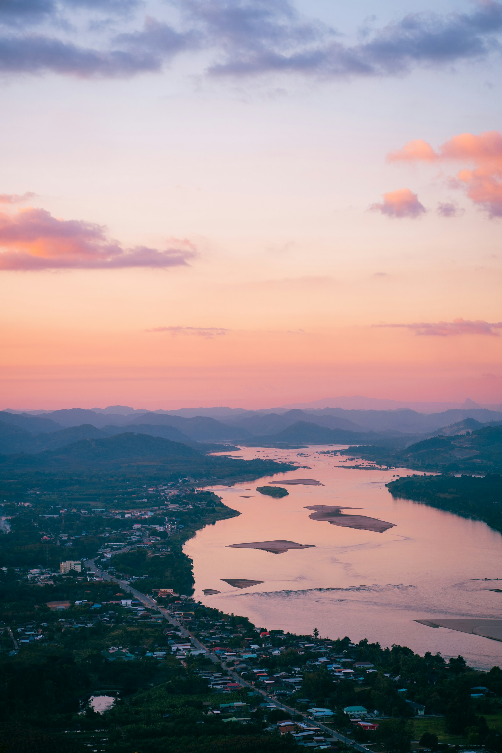 Ein Fluss bei Sonnenuntergang