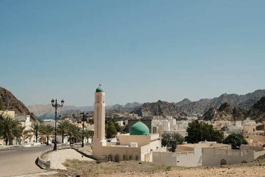 eine orientalische Stadt in einer Berglandschaft