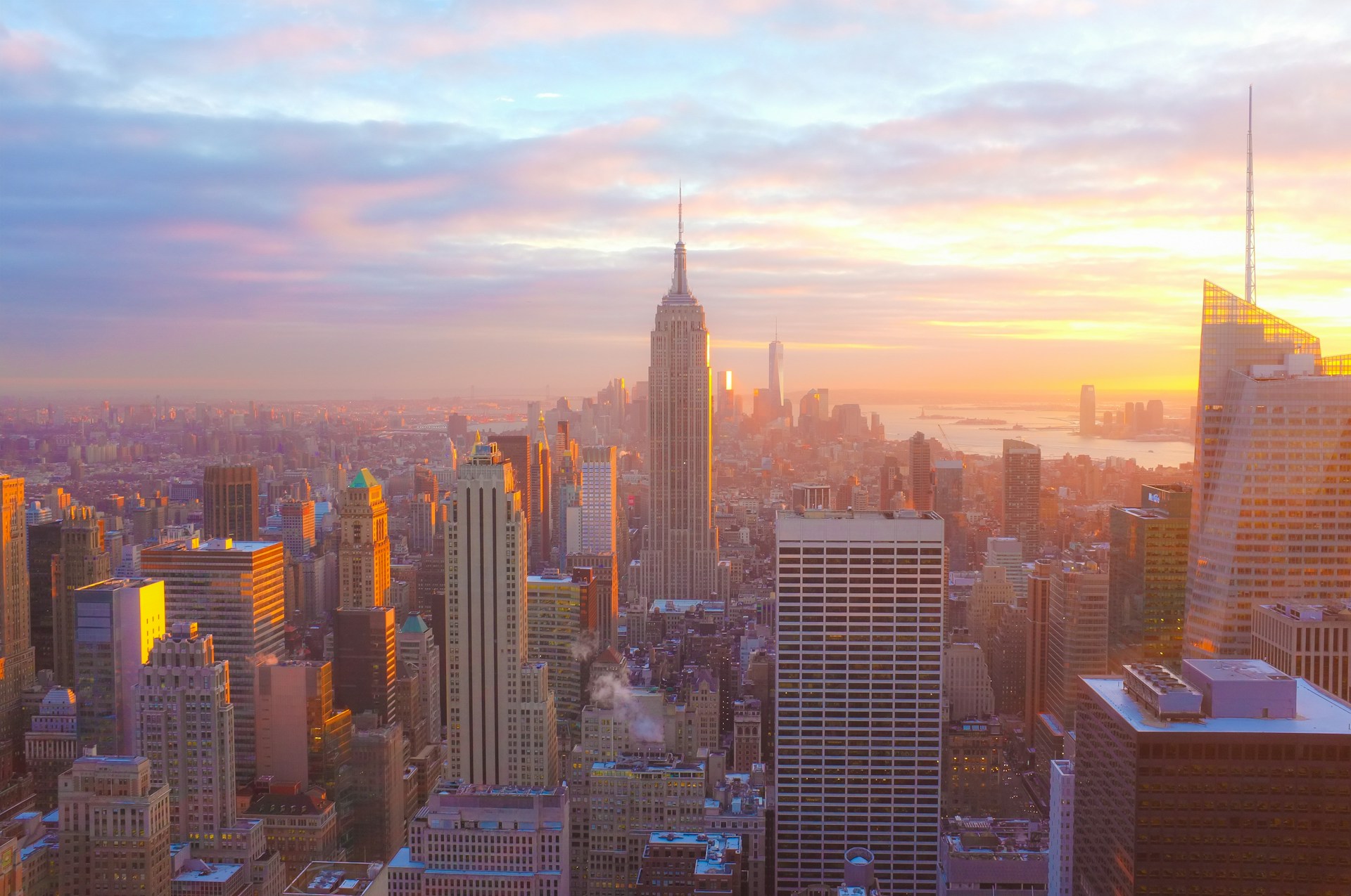 Eine malerische Stadt bei Sonnenuntergang