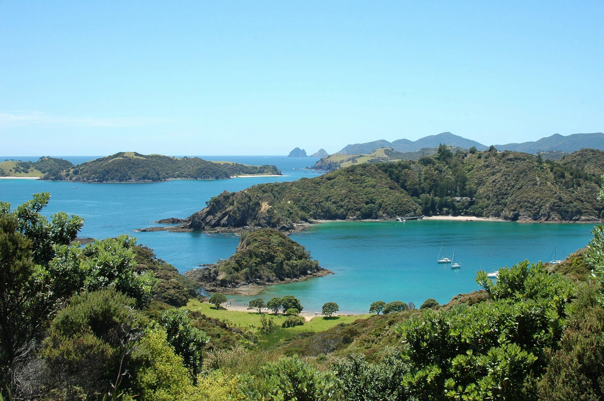 Hügellandschaft im Meer