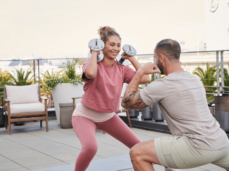 Personal Trainer auf Dachterasse