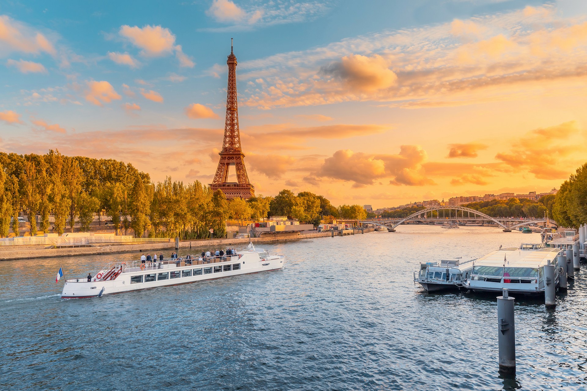 Die Seine mit Eiffelturm im Hintergrund