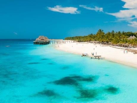 Ein Sandstrand mit türkisblauem Meer