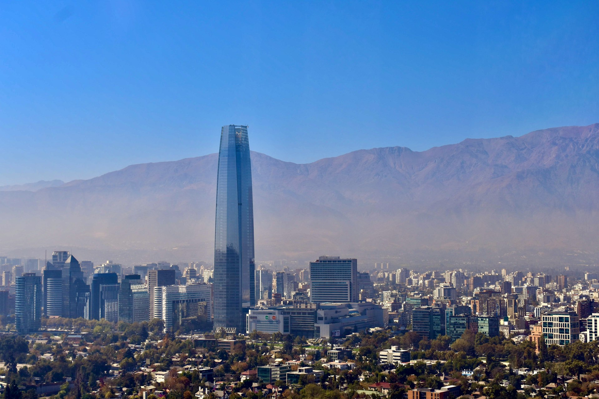 Skyline von Santiago de Chile vor einem Berg