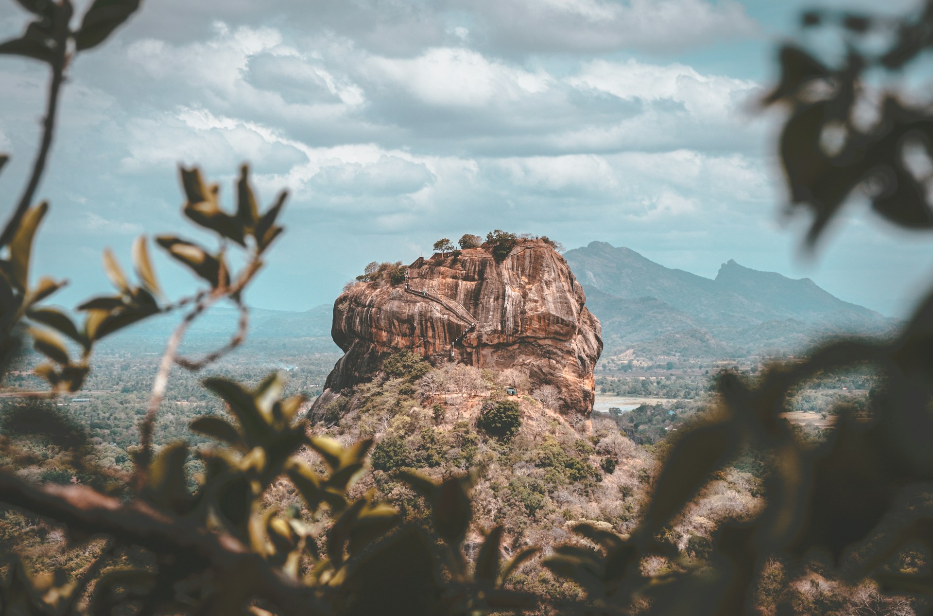 Ein großer Felsen in der Landschaft