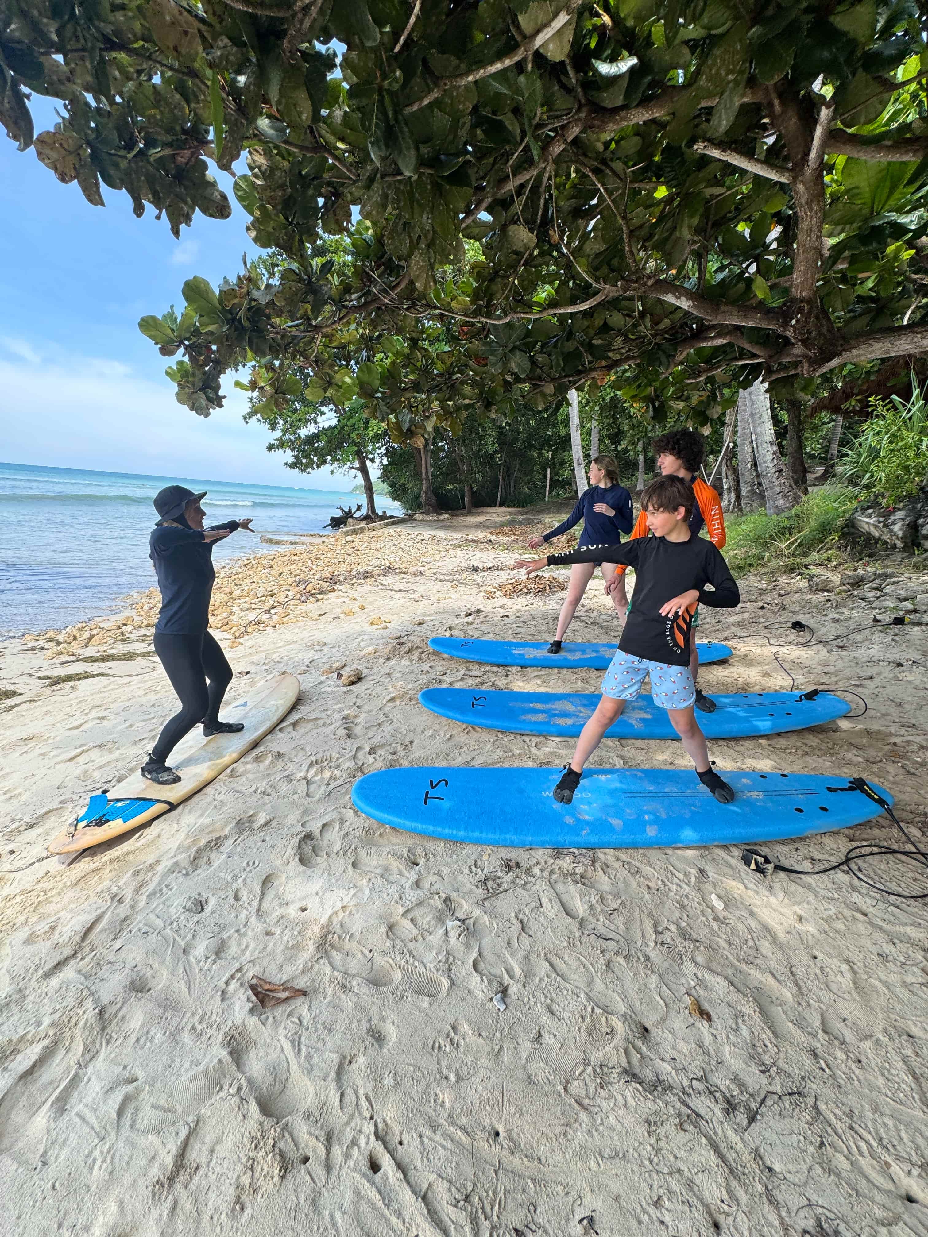 surfunterricht-nihi-sumba-familienluxusreisen-thefamilyproject