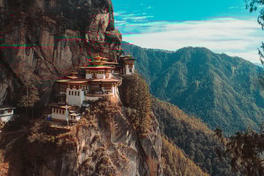 Ein Tempel im Berghang