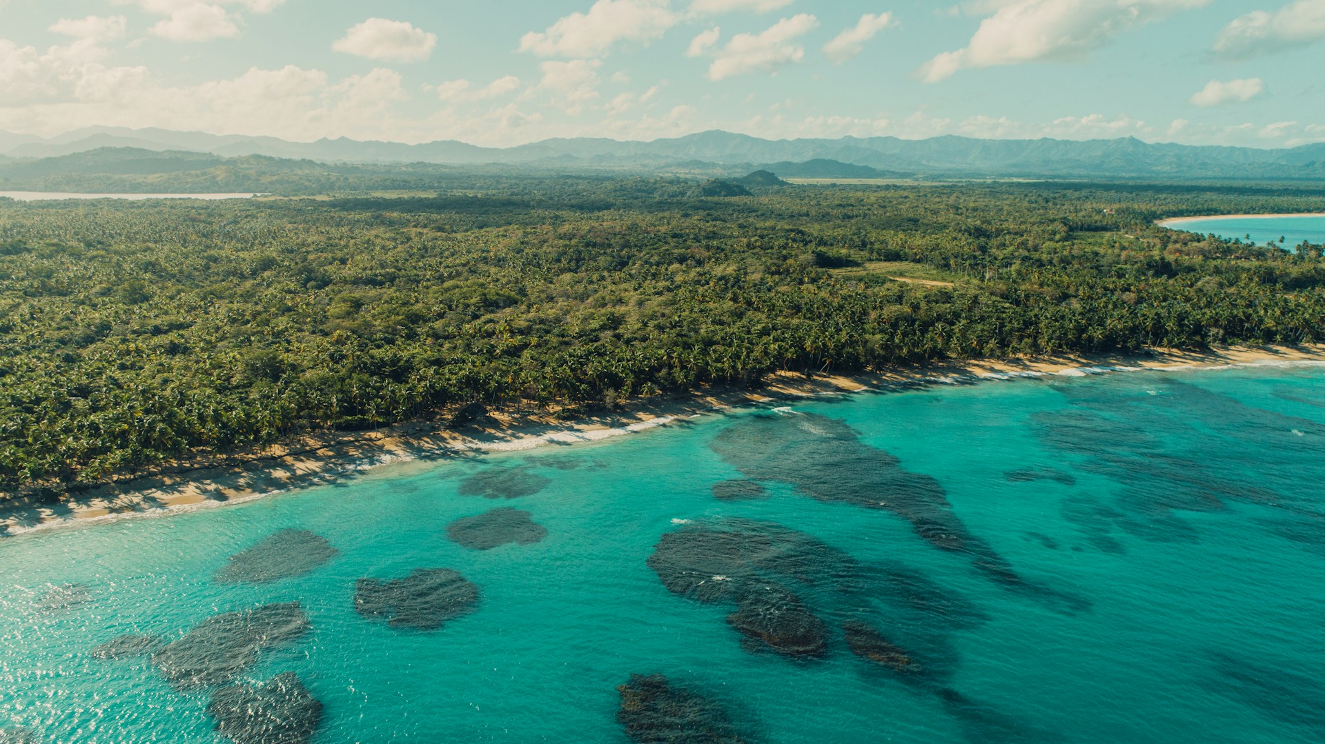 Eine Küste mit türkisblauem Meer