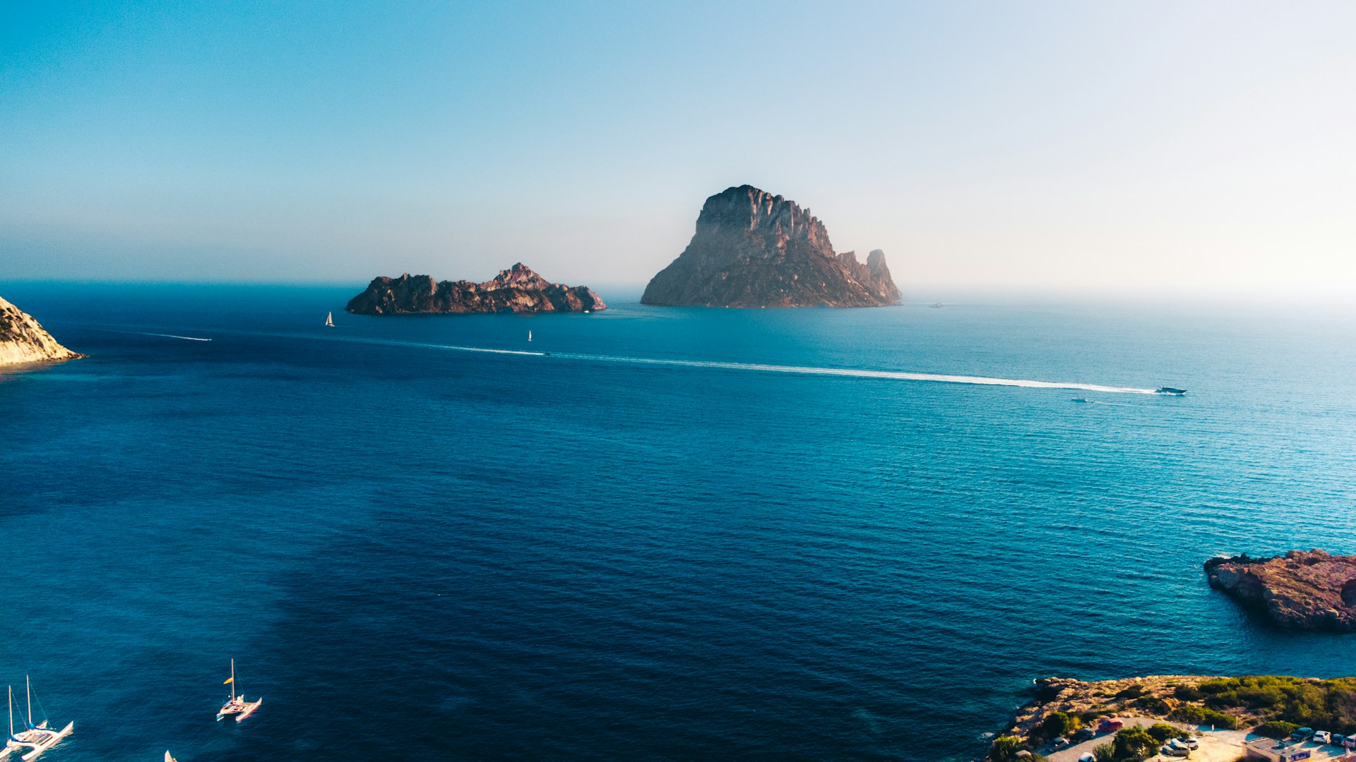 Felsen ragen aus dem blauen Meer