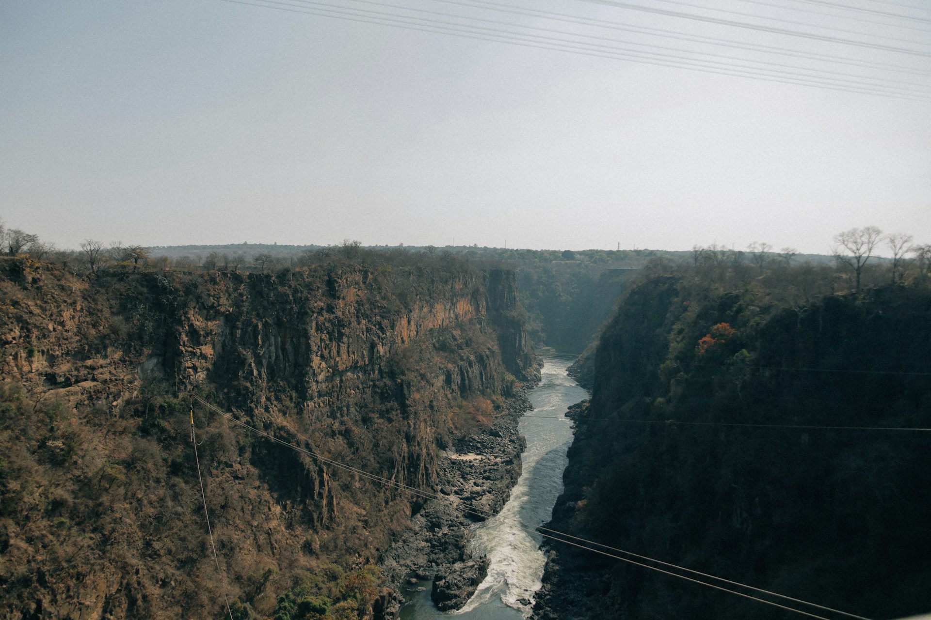 Eine Schlucht mit fließendem Wasser